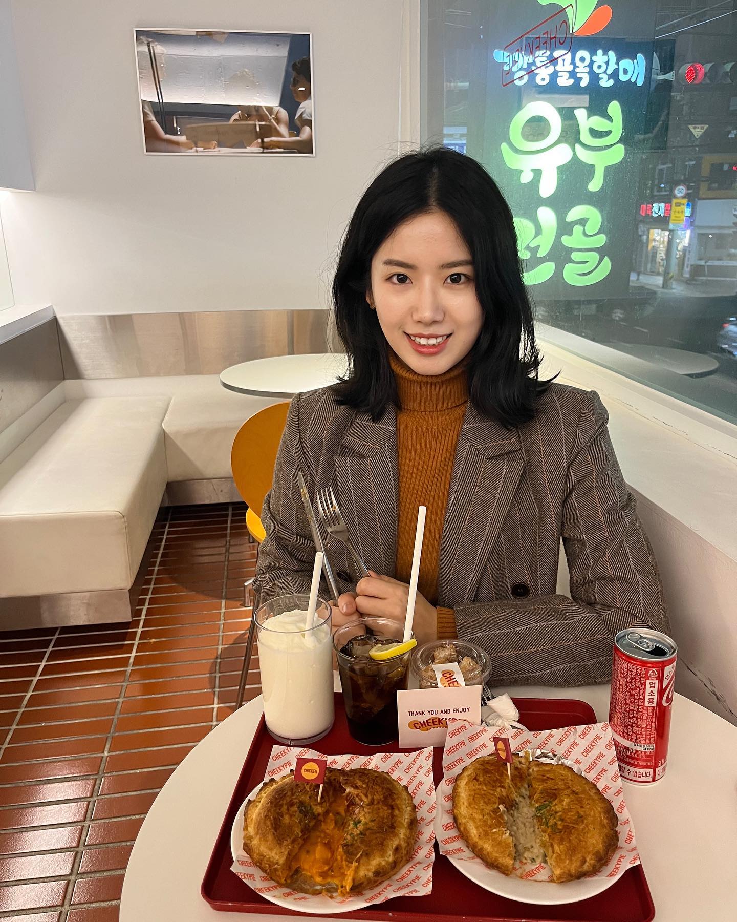 내가 몇년동안 찾던 파이 여기 여기있었네 ㅠ.ㅠ 광안리 맛집을 넘어 전국구 파이 맛집으로 가즈앙🙌🏻

학생때 퀘벡에서 정말 맛있게 먹은 파이가 있었는데 
한국에서는 이런 페스츄리형 파이를 먹을일이 많지도 
않았거니와, 그 만큼의 맛있는 파이를 먹어보지를 못했었다. 

그래서 cheekypie_official  치키파이 여기 가기전부터 너무너무 기대했었는데.. 
한 입 먹자마자.. 와.. 감동의 물결이 ... 😭
내가 은연중에 계속 찾았던 그리운 맛 🥹

빵은 바스락 거리면서 부스러지는 겉바속촉 그 자체..

📍머쉬룸 크림파이는 고소한 크림 맛이 입에 감도는데 
느낌함 1도 없이 담백해😋(내가 그리워 했던 맛ㅜㅜ)

📍로제 치킨파이는 매콤달달한 부드러운 로제소스에 닭다리 살이 더해져 한국인들이 호불호없이 좋아할만한 맛.

소스와 얇은 파이의 컴비네이션이 퍼풱 그잡채.. 😎

나의 초이스는 
📍머쉬룸 크림파이 6,500
📍로제 치킨파이 7,000
📍밀크쉐이크 5,500 (파이에 밀쉐를 꼭 먹어보고 싶었당!ㅋㅋㅋ)
📍콜라 2,500

14,000원 이상 주문해서 서비스로 받았던 패스츄리 스낵도 입에서 부드럽게 샤르르 녹아내림.. 

다음에 또옵니다! 무조건 또올거에요!! 😘😘
광안리는 자주 올일 많으니까요!! 

타지역분들은 부산여행와서 광안리 들리면 꼭 한번 잡숴보세요 ㅠㅠ 진심 J.M.T
광안리해변이랑 1분 거리입니다 ㅋㅋ 

다음에는 고구마치즈파이랑 딸기 크림 파이 먹어야지!! 🫶

#치키파이 #부산치키파이 #광안리치키파이 #부산맛집 #부산놀거리 #광안리맛집 #광안리신상카페 #광안리가볼만한곳 #광안리파이맛집 #부산파이맛집 #부산여행 #광안리여행 #광안리해수욕장맛집 #광안리카페 #광언리디저트
#파이맛집 #파이맛집추천 #부산파이 #부산파이맛집