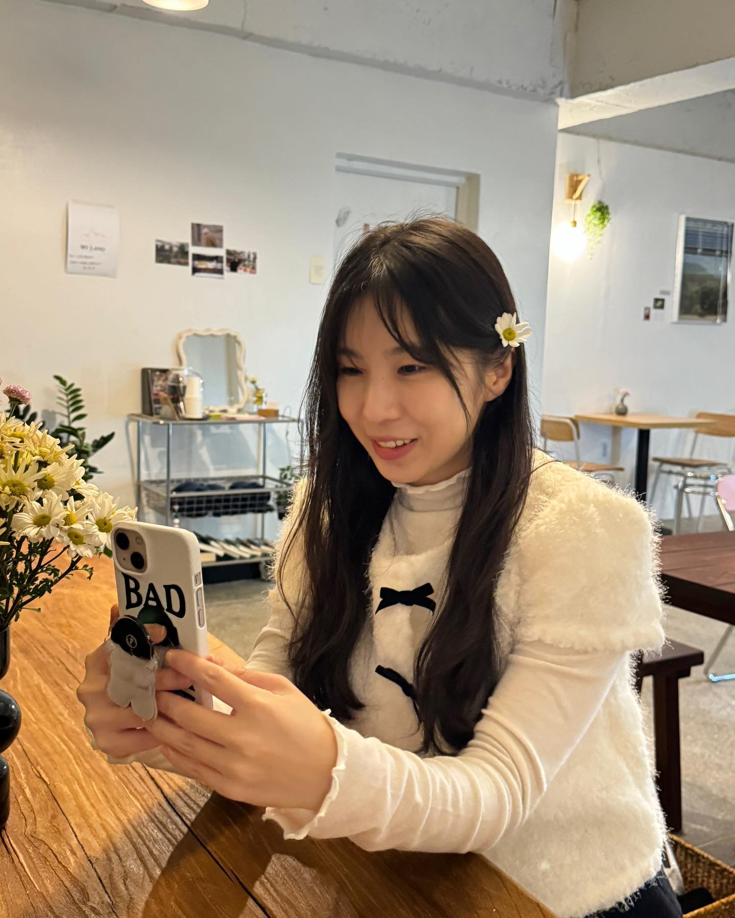 리본 가디건 너무 마음에 들고 딸기 케이크 너무 예쁘고 맛있고 에라 모르겠다 사진 다 올리기🍓🤍🤍🤍🖤🎶