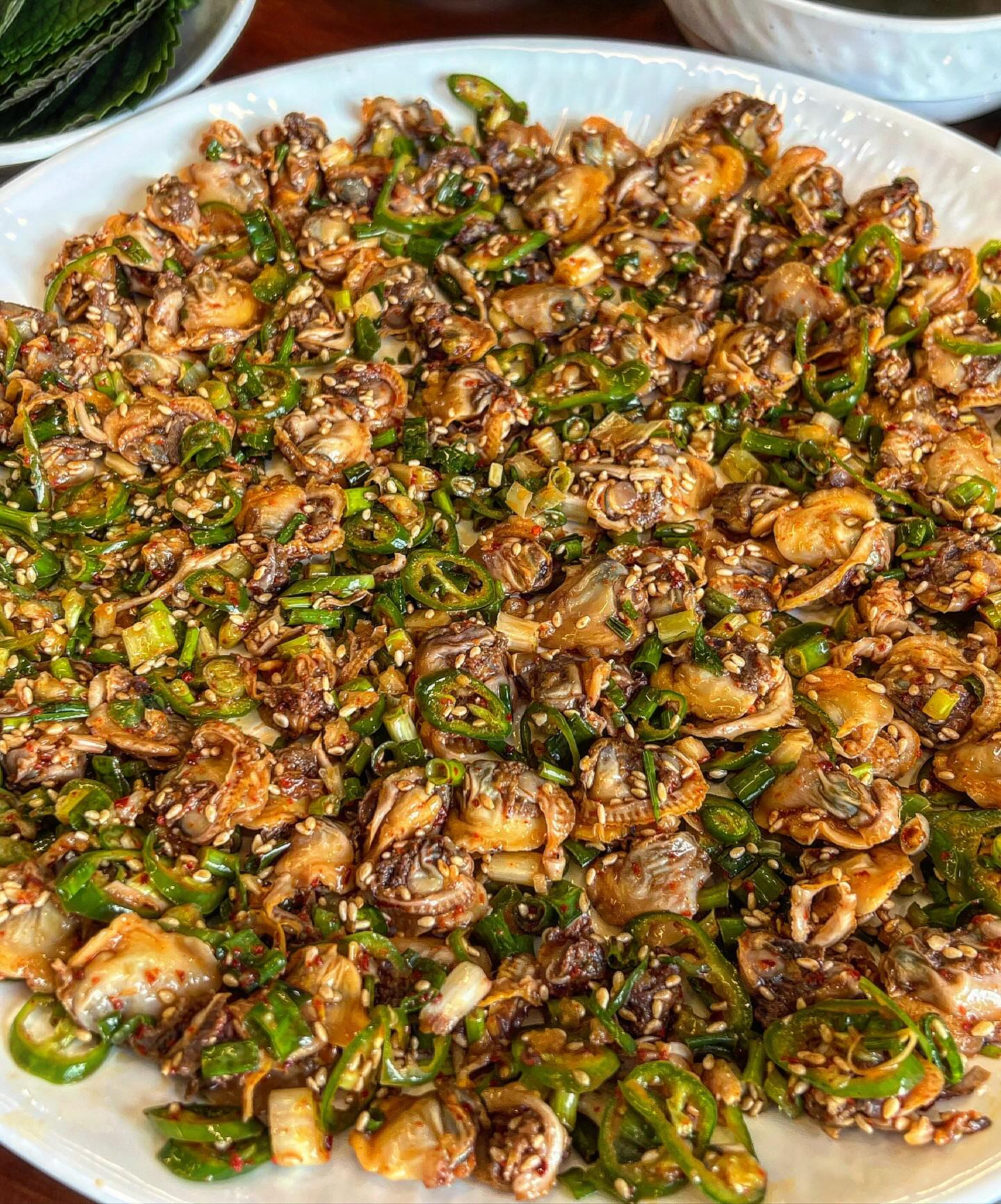명일역맛집 강릉엄지네꼬막집명일역점에 다녀왔어요.

🐷 명일동에도 엄지네꼬막집이 생겼어요!! 
이남장 설렁탕이랑 함께해서 설렁탕, 수육이랑 같이 먹을 수 있는게 장점이랍니다~~~😁

🐷오동통하고 쫄깃쫄깃한 꼬막무침!
비린내도 안나고 짜지않고 참 맛있어서 숟가락질을 멈출수 없어요 밥 한공기 뚝딱!!

🐷 인기 많은 수육은 100% 한우라 부드럽고 맛있어요👍
함께 나오는 미역국도 맛있어요 ㅎㅎ

📍매일 10:00-22:00

#강릉엄지네꼬막집명일역점 #엄지네꼬막비빔밥 #강릉엄지네포장마차 #강릉엄지네꼬막집 #명일동맛집 #명일역맛집 #강동구맛집