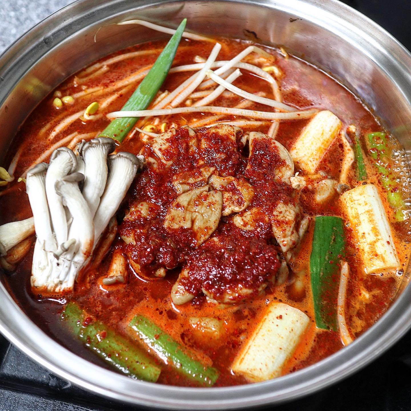 곱창폭탄💣 20년 전통 #곱창전골

하루 딱! 40세트만 판매하는 #영자네곱창
#캠핑음식 으로 너무 좋은 #밀키트추천

부드럽고 쫄깃한 곱창이 정말 넉넉하게
들어있는 진한 #돼지곱창전골 인데요〰️
국물이 진하다 못해 꾸덕하고, 딱 곱창
볶음의 전골 버전이랄까? 완전 술안주로
찰떡☺️ 짭짤하고 맛있어서 폭풍흡입각
키포인트는 고소한 매력의 들깨가루➰
마지막 볶음밥은 무조건 먹어주세요⭐️

양념육, 다데기, 대파, 당면, 버섯, 콩나물
깻잎, 찍먹소스와 들깨가루가 개별포장돼
물에 넣고 끓이기만 하면되고 재료가 다양
해서 별도로 추가 할 필요 없이 이 자체로만
으로도 완전 충분해서 #저녁메뉴 나 놀러가
캠핑 요리 #술안주 로 아주 간편하답니당😆
추가한다면 떡사리 양파 우동으로 추천‼️

🏷️돼지 곱창 전골 2~3인분 26,000원
🏷️네이버 스마트 스토어 구매 가능

#블로그협찬받았으나인스타리뷰는내뜻 #냥꾸먹방🍴 
#밀키트 #저녁밥상 #저녁밥 #저녁 #오늘뭐먹지 
#곱창전골맛집 #캠핑요리 #먹팔 #먹방 #맛집탐방