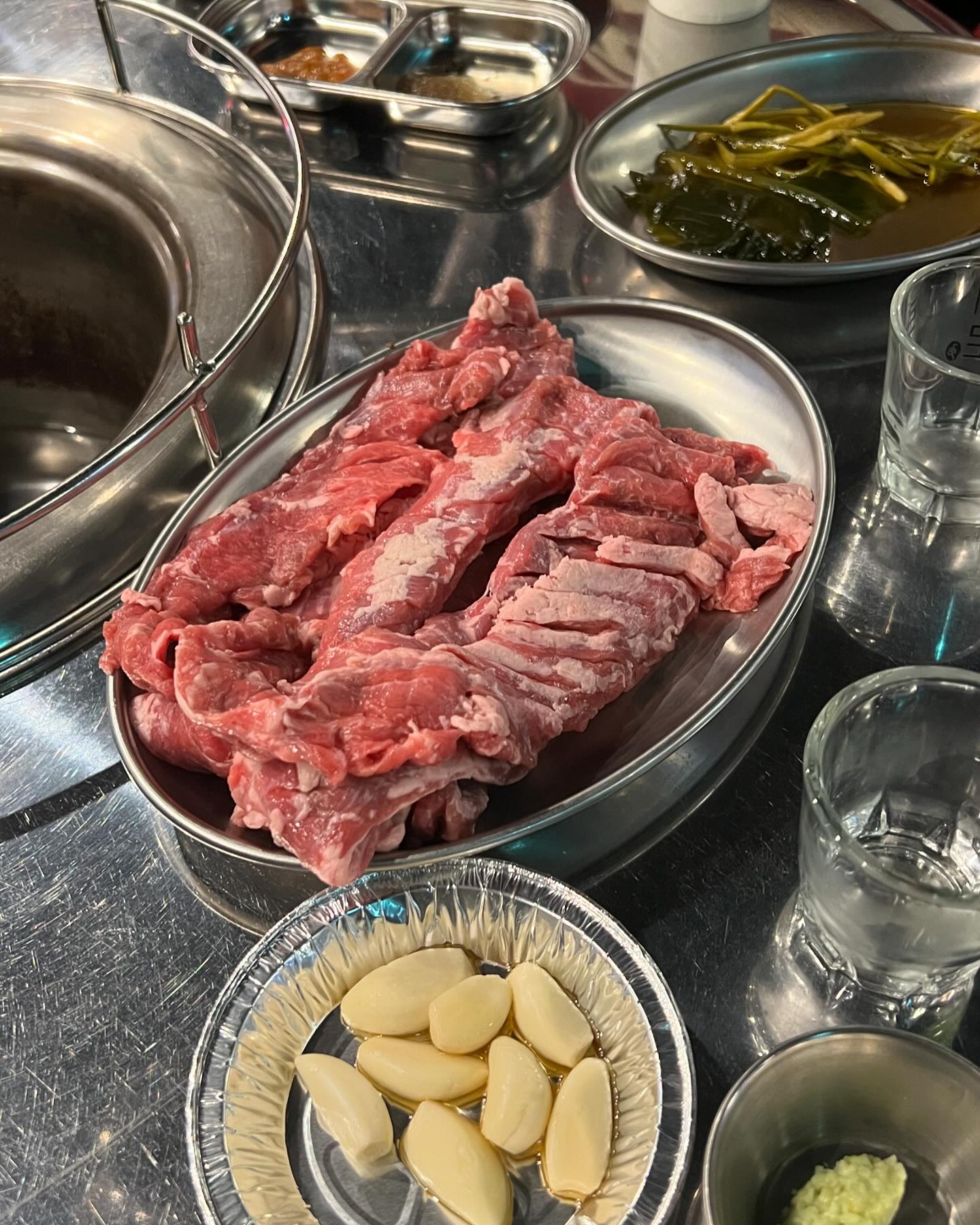 행복한 가락라이푸우🤞🏻
가락 이쪽 탐방하는거 너무 재밌꾸여~
1차 : 칠성집 갈매기 문정본점 통갈매기 (19,000) 뇸뇸 된장밥은 좀더 끓여서 주시면 더 맛도리일 것 같아용🤞🏻
2차: 익형주방 사시미랑 라멘(?)! 굿굿🙂
3차: 가락시장의 빛 함경도찹쌀순대! ㅋㅋㅋㅋㅋㅋㅋ 저 동영상 소리 진짜 개웃기지만 비밀💦 셀프로 부추 부메랑 시켜주시고 먹을게 많아서 젓가락 돌리는 hoon ㅋㅋㅋㅋㅋㅋ

#가락시장맛집 #가락시장 #가락시장역맛집 #문정동 #문정동맛집 #문정동술집 #익형주방 #칠성집갈매기문정본점 #함경도찹쌀순대 #순대국맛집 #먹스타그램