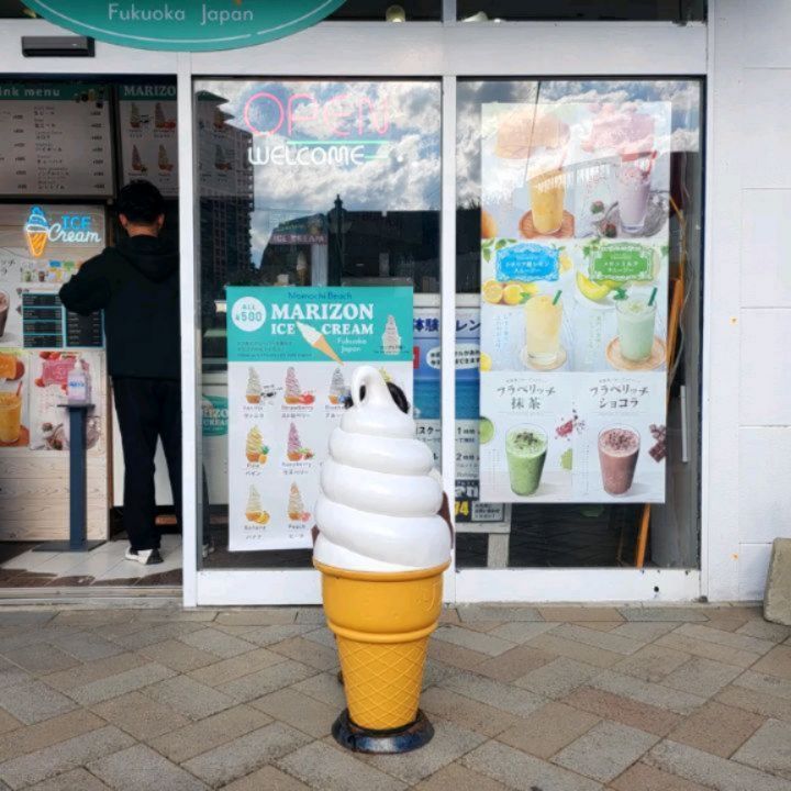 복직 전 11월말 우리가족이 온전히 함께 떠난 첫 여행🫶

첫날의 후쿠오카는 거의 여름이 아닌가 싶을만큼 날씨가 좋아서
도착하자마자 신랑은 옷을 갈아입고 아로는 신나게 아이스크림을 흡입했던
여행의 설렘을 아는지 새벽 5시 비행기를위해 3시에 움직이는데
일어나 눈떠서 비행기를 타고 도착하고 나서도 10시까지 각성해서 버티더니
결국 밥먹고 잠시 걷는 중에 힘들다더니 아빠품에서 눈이 풀려버린👀

파워P인 엄마와 J인 아빠의 여행은 엄마의 승리로 어디를 갈지는 봐뒀지만
시간,순서 계획없는 우리가족 첫 여행에 아빠는 가끔 안절부절 못했지만
즐겁기만하면 된거 아니겠어?ㅎㅎ 아쉬운건 다시와서 채우면되는거지ㅎㅎ
(응, 또가자고 압박하는거 맞아맞아ㅎㅎ 날좋을때 다시 가자구)