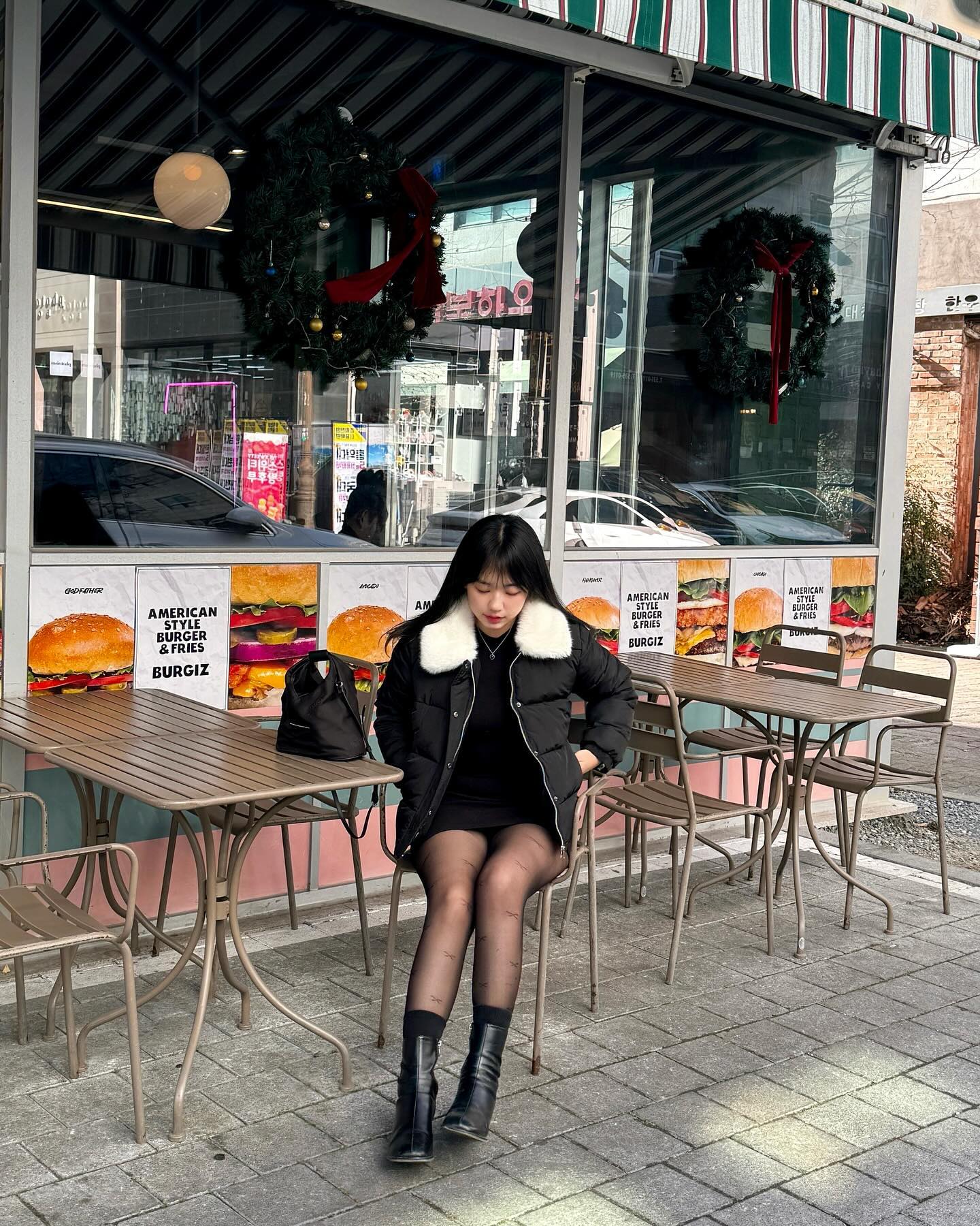 #광고 #협찬 clicknfunny_official 🖤✨

폭닥폭닥한 하얀 퍼 카라가 사랑스러운 클릭앤퍼니의 숏패딩 뽐내볼게요! 💭🤍

풍성한 퍼 카라 덕분에 한파에도 목도리 필요없고요!  길이는 골반 위까지 오고 정핏으로 딱 떨어지지만 허리 쪽에 스트링 조절이 가능해서 두가지 타입으로 연출 가능하답니다아 🤤

웰론 충전재로 무게는 가벼운데 보온성은 빵빵해서 영하에 입고 나갔는데도 패딩으로 감싼 곳은 하나도 안 추웠어요••!!! 

#클릭앤퍼니 #겨울 #겨울신상 #20대 #30대 #40대 #여성의류 #겨울데일리룩 #데일리룩