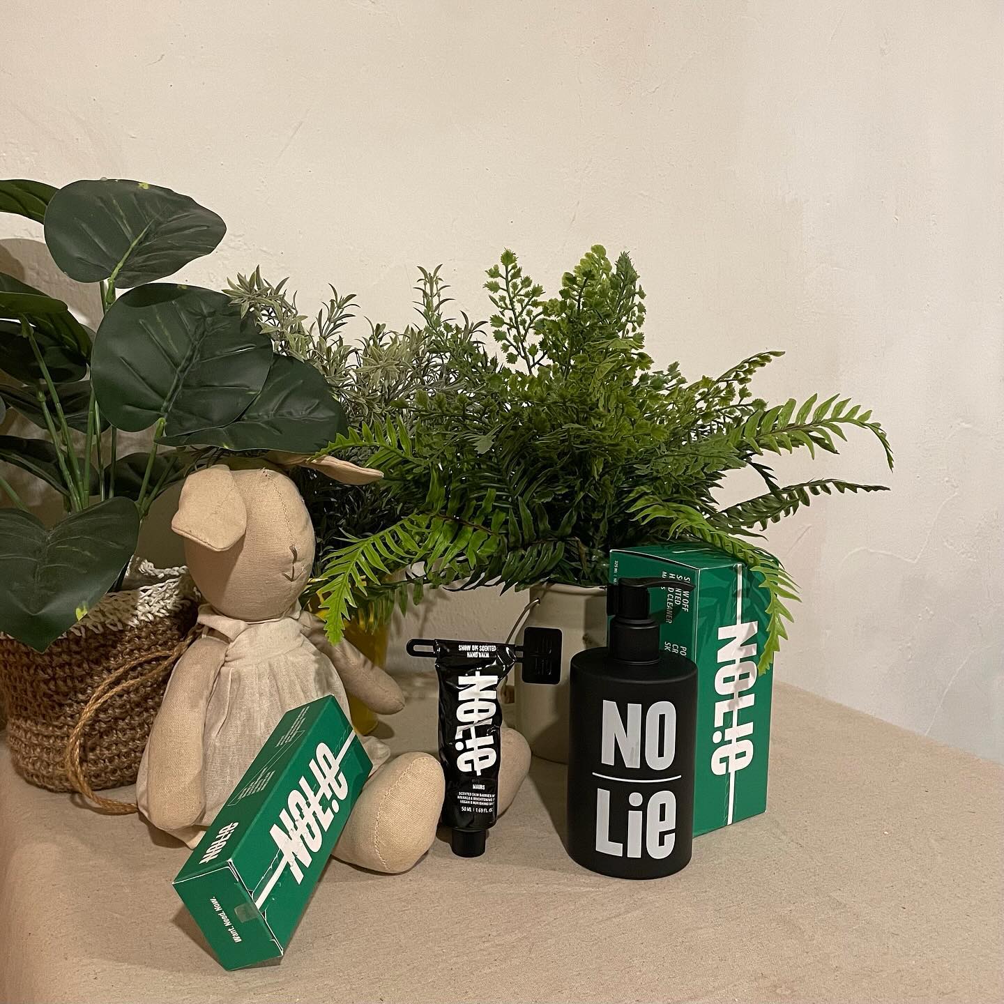 #협찬 nolie__official
🧈SHOW OFF SCENTED HAND BALM _ 모흐(MAURS)
🛁SHOW OFF SCENTED HAND CLEANER _ 모흐(MAURS) 

#NOLIE 의 쇼 오프 센티드 핸드밤과
쇼 오프 센티드 핸드 클리너를 사용해 봤어요ꔣ₊˚.ᐟ
두 제품 모두 판매 No.1 향인 #모흐(MAURS) 로 써봤는데요
중성적이면서도 달달한 향이 취향을 저격해버렸어요..🫣

🧈SHOW OFF SCENTED HAND BALM _ 모흐(MAURS)
- 링클&브라이트닝 케어
- 시어버터가 함유되어 있어 거칠고 건조한 손에 풍부한 영양과 보습감 전달
- 식물 유래 비건 포뮬러 이브 비건 인증 완료🌱 
인공색소 및 10가지 걱정 성분❌
- 향수를 뿌린 듯, 풍성한 잔향이 느껴지는 퍼퓸 핸드 밤
➕강한 향기를 원하신다면 핸드 클리너와 함께 사용해보세요!
목이나 머리카락 끝에 살짝 발라 고체향수 대용으로 활용 가능하답니다🌬️

🛁SHOW OFF SCENTED HAND CLEANER _ 모흐(MAURS) 
- 3중 유해세균(대장균, 황색포도상구균, 녹농균) 제거, 항균 핸드워시
- 식물 유래 비건 포뮬러 이브 비건 인증 완료🌱 
인공색소 및 10가지 걱정 성분❌
- 세정 후에도 보습막을 형성해 촉촉하게 유지🫧
세정 후에도 은은하게 지속되는 기분 좋은 잔향

모흐는 판매 No.1 향기라 
바디퍼퓸, 바디클리너 등 다양한 제품으로도 만나보실 수 있어요ꔣ
✨배러 댄 퍼퓸 바디스프릿과 함께 사용하면 더욱 풍부한 향기를 즐길 수 있어요❕

기간 한정으로 
노우라이 공식몰, 네이버스토어, 카카오톡 선물하기 등에서 핸드 밤 구매 시,
리치한 버터 핸드 밤을 끝까지 편리하게 사용할 수 있는
스테인레스 소재의 스퀴저가 증정됩니다🧈◡̈

#nolie #노우라이
#쇼오프센티드핸드밤 #쇼오프센티드핸드클리너
#핸드밤 #핸드크림 #퍼퓸핸드크림 #고체향수 #스퀴저
#핸드워시 #핸드클리너 #퍼퓸핸드워시 #핸드케어
#모흐 #그랑에스트