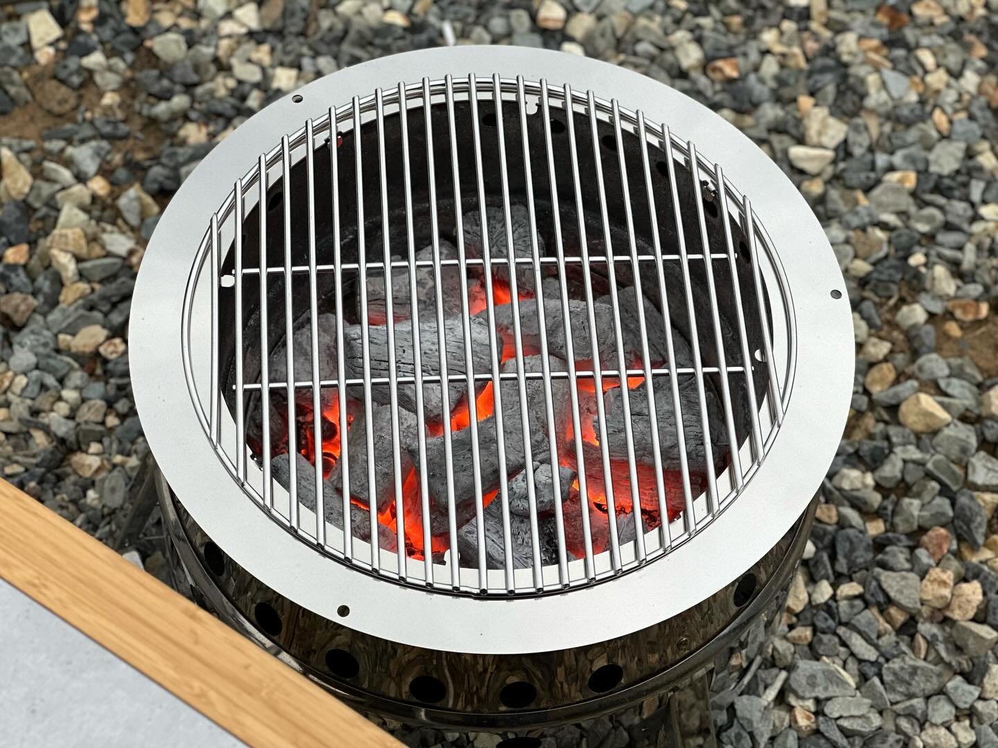 오빠의 소중한 아타고에 고기 구워버렸어요😂

매번 아타고에 고기 굽고 싶어 호시탐탐 노리던 나!

솔직히 고기 기름 튀어서 얼룩 생길까봐 눈치 봤는데
아이엠류깝 구이링 덕에 다행히 기름튐이 없었어요🙂

숯받침대도 받았는데 우중캠으로 인해 고기만 후딱 구워먹었어요.
팰릿 20kg나 챙겨갔는데 아쉽... 다음주는 비가 오지 않길 🙏🏻

#제품제공 #아이엠류깝 #아타고화로대