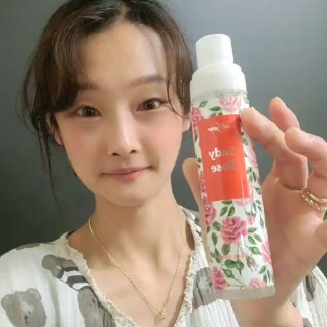 장은희 on Instagram: "🎀 끌로뉴 '끌리다'와 '오드콜로뉴'의 합성어 '끌로뉴' . 오드콜로뉴는 향수보다는 향이 세지 않고 다수의 수분을 함유한 바디미스트 섬유향수에요🤭 . 소유하고싶어지