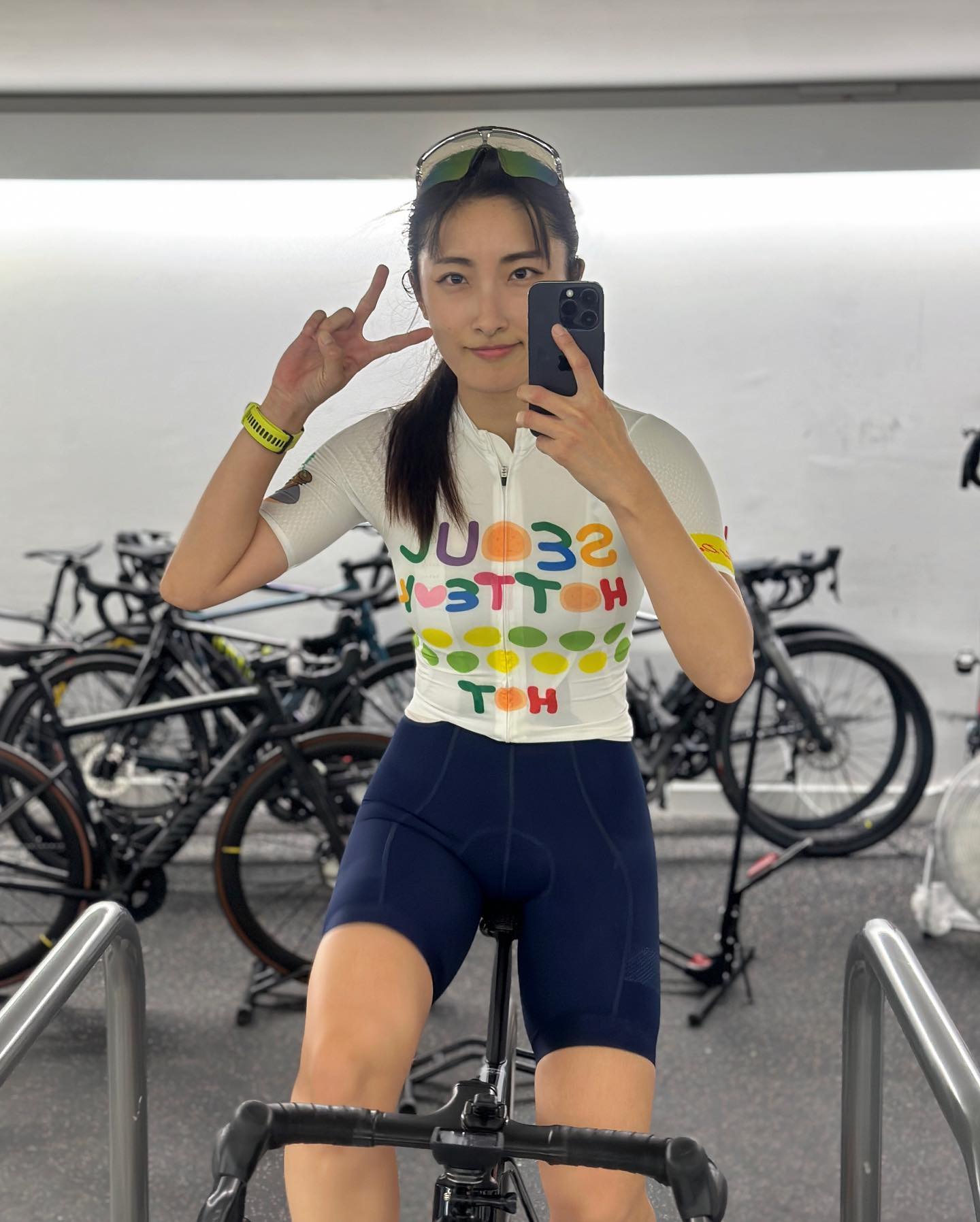 #평로라 60km 

투잡러 이후 장거리라이딩 시간을 못 내면서
자연스럽게 점점 멀어진 자전거... 🚲

자전거 안 탄지 벌써 5개월이나 지났더라구요…?
🥸,,,,,...?! ㅋㅋㅋㅋㅋㅋㅋㅋㅋㅋㅋㅋㅋㅋㅋ
안 굴려서 정말 미안하구나......

페달링 진~짜 까먹을까봐 평로라 타러 #사이클얼라이브 
(cycle_alive 저 아직 다니고있어요,,,) 

점심은 평로라 위에서 #오리온닥터유단백질바 로 해결하고 
100km 가보자!!! 굴려굴려했는데

💭뭐야 나 생각보다 잘타ㄴㅔ🥹ㅋㅋㅋㅋㅋㅋㅋㅋㅋㅋㅋㅋㅋㅋㅋㅋㅋㅋㅋㅋㅋㅋㅋㅋㅋ 균형감각도 너무 좋잖아~~~

는 61km찍고 끝나버렸다.!!!!!!!!!!!
심박수 높이지도 않고 혼자 거울만 보고 타니까 
60km 타고 너무 지겨워서... 못 타버렸다..! 
ㅋㅋㅋㅋㅋㅋㅋㅋㅋㅋㅋㅋㅋㅋㅋㅋㅋ

시작은 했으니 반은 성공 ㅋ_ㅋ(??)
다시 정 붙여야지🚲🫶🏻
24년에는 그란폰도 종주 다시간드아🔥

#저강도유산소 #평로라훈련 #사이클링 
#자린이 #러닝해영 #실내자전거

𝙎𝙥𝙤𝙣𝙨𝙤𝙧𝙚𝙙 𝙗𝙮
🚲 cephas_ride refined_bike #리파인드6 
😎 albaoptics_kr 
⚙️ mavic_kr