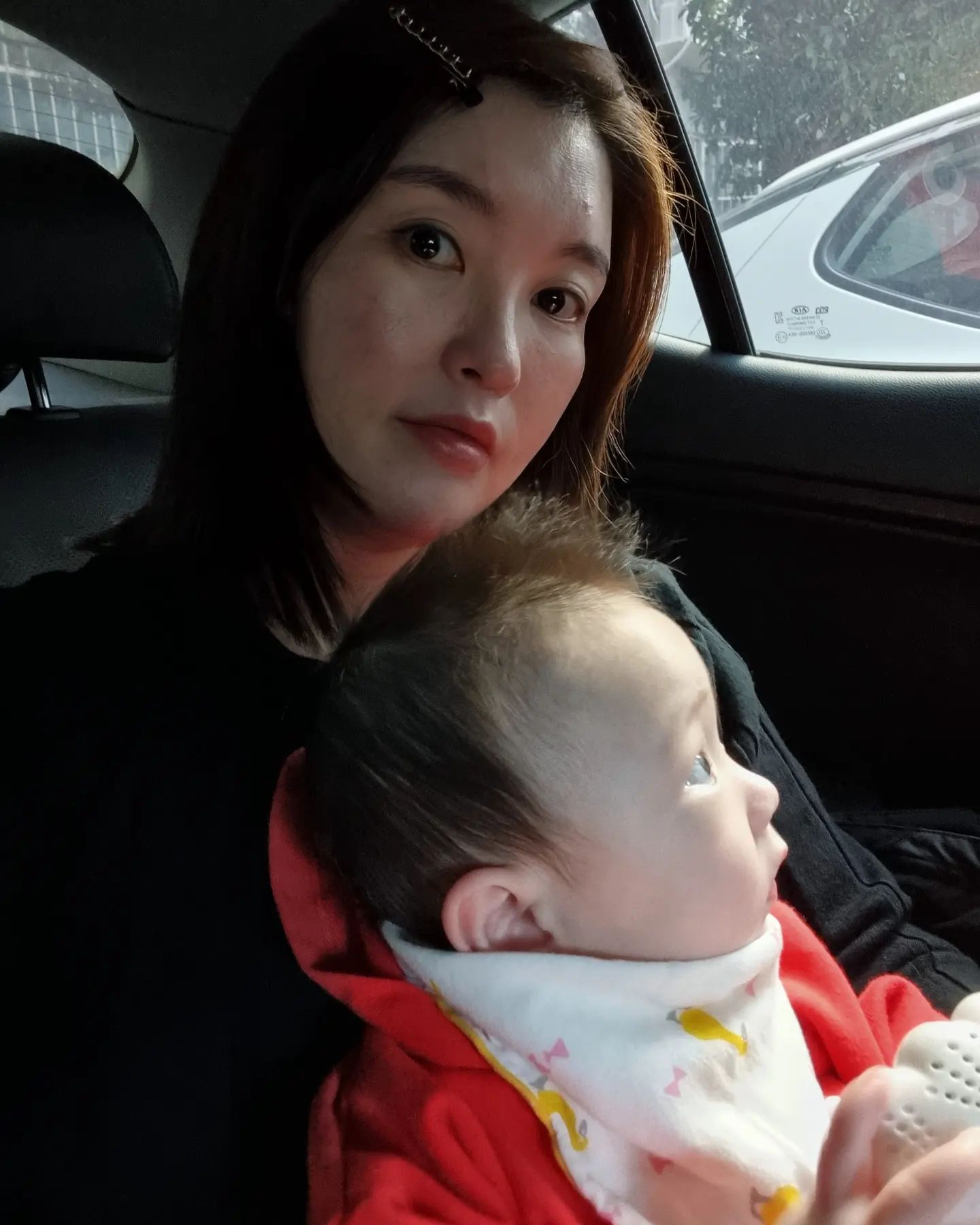 #아덜아. 엄마 간만에 피부에 찍어발랐는데
왜 너랑 사진찍으니까 껌둥이냐
오늘은 엄마 나름 잘나온 사진 올릴께
피부 포토샵으로 보정을해야될까봐 
ㅋㅋㅋㅋㅋㅋㅋㅋㅋ

#사촌 친구 돌이라서 #김해 다녀옴
오는길에 차에서 뻗어서 여태자다
맘마먹고 또 주무시는중

근데 하루에 이유식+분유=1199ml가 맞는 양이냐?
너 요세 몸무게가 돌아기랑 똑같아
먹는거 조절해야하나
입이짧아서 자주먹어서 양이 맞춰지는듯

하...육아는 하면 할수록 어렵도다

울 아들 머리칼에 누가 풍선으로 비볐냐?

#8개월아기 #8개월아들 #8개월