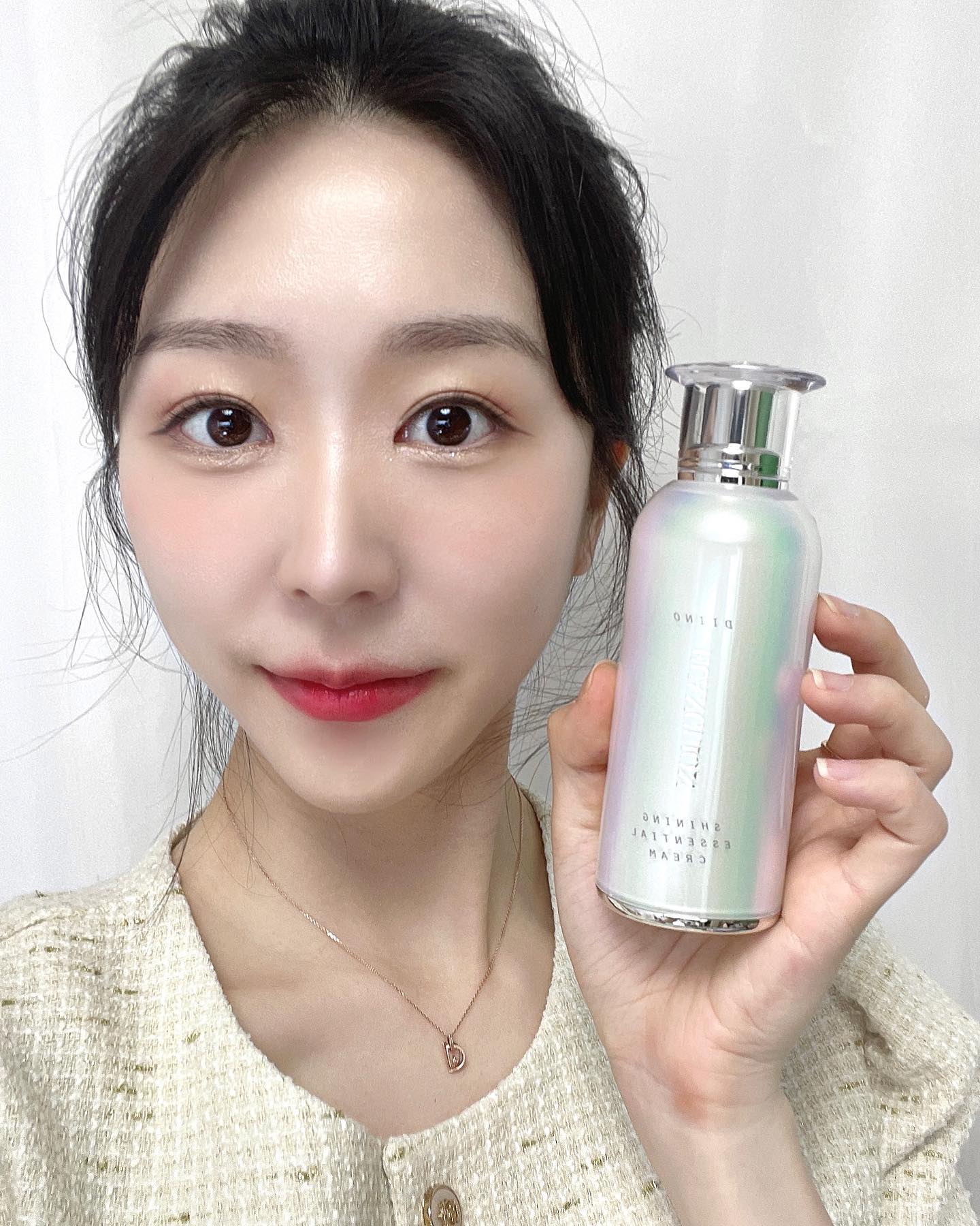 [유앙리온] 디노 샤이닝 에센셜 크림

평소 기초 화장할 때 복잡하게 바르는 걸 안 좋아하는데 요제품은 수분크림과 메이크업 베이스 단계를 한 번에 끝낼 수 있어 좋더라구요!!

또한 산뜻하고 가벼운 텍스처로 겉도는 느낌없이 피부에 밀착되어 화장도 더 잘먹는 느낌이었답니다~

세라마이드 함유로 피부 보습을 채워주어 속부터 차오르는 느낌으로 반짝이는 피부표현이 가능해용 ◡̈ 

미백, 주름개선 이중기능성 기초 제품 찾으시는 분들에게도 추천드립니다!!

- 구매처 : https://smartstore.naver.com/everbody/products/8382472130

#유앙리온 #디노 #디노수분크림 #디노보습크림 #에센셜크림 #앰플크림 #수분크림추천 #보습크림추천 #세라마이드크림