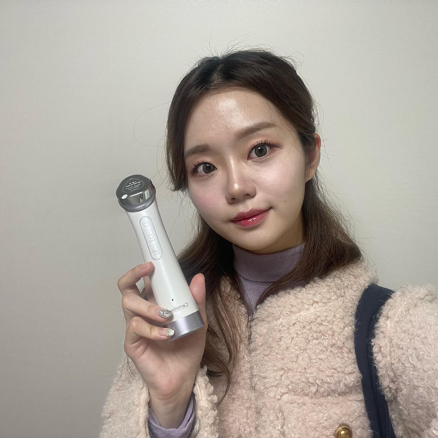 #광고 centellian24
건조한 피부 금지🩸
케어 하려구 동국제약 Beauty FULL센텔리안24 마데카 프라임 랭글샷
뷰티 디바이스로 홈케어를 시작했답니다!
그냥 손으로 발랐을 때보다 피부에 흡수되는 느낌이 더 강하게 들었어요!
특히 탄력모드까지 해주면 피부 전문 관리 코스처럼 케어할 수 있어요!

#글샷 #마데카프라임 #동국제약 #마데카프라임 #이보영마데카프라임 #센텔리안24마데카프라임 #뷰티디바이스 #얼굴마사지기기 #얼굴케어 #피부미용기기추천
#피부마사지기 #피부기기 #피부디바이스 #피부홈케어 #홈디바이스 #홈케어피부관리기 #동국제약마데카프라임 #물광피부

*본 기기는 피부미용 기기로 의료기기에 해당되지 않습니다.
*기기와 앰플을 동시 사용한 결과이며 주관적 의견이므로 개인 차가 있을 수 있습니다.