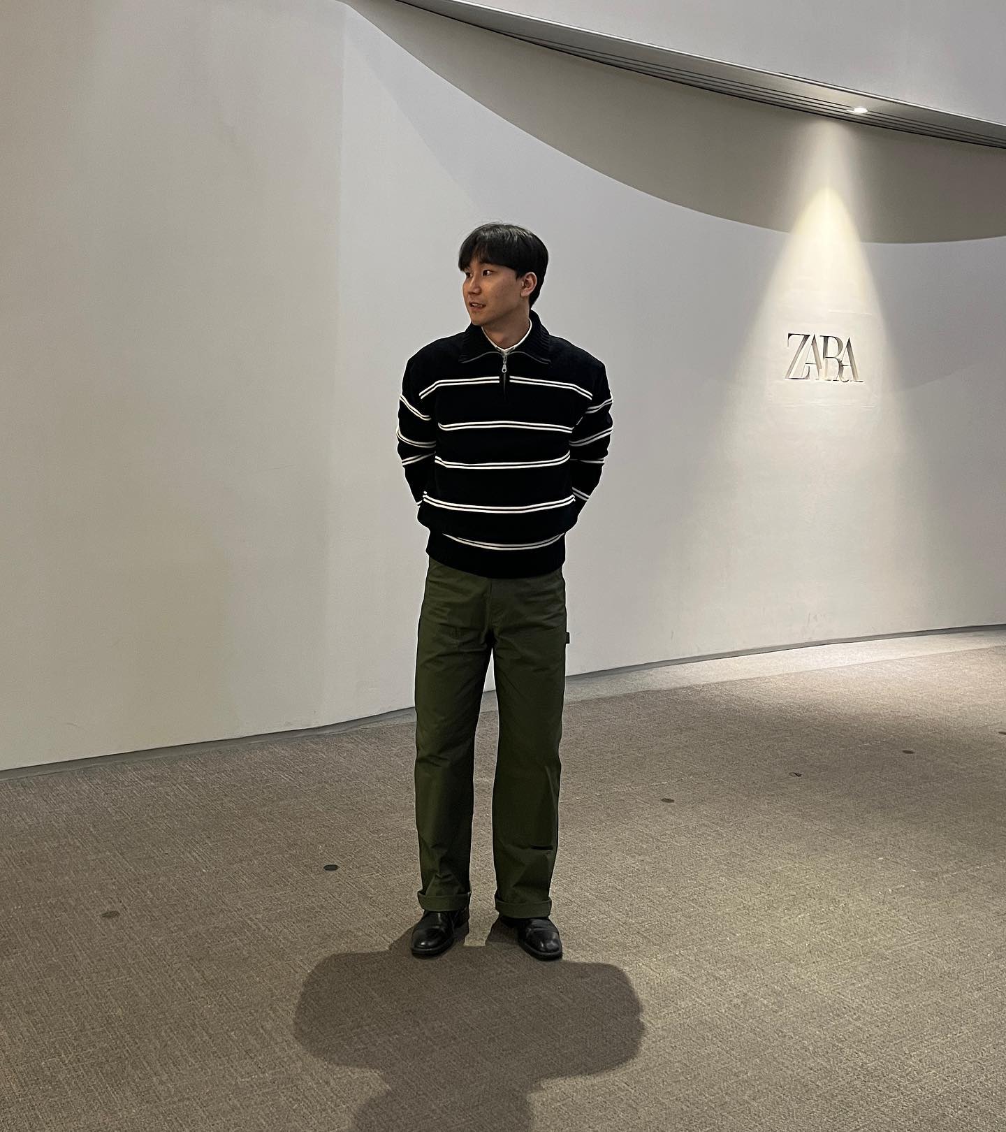 코튼 팬츠하면 어떤 색감이 떠오르시나요!? 🎨
검정, 베이지, 네이비도 있겠지만 저는 가장 먼저 “카키” 색이 떠오르는 것 같아요 :) 

suarestudio 수아레 카펜더 트윌 코튼 팬츠로 오랜만에 코튼 팬츠를 입어보았는데,
색감이 참 이뻐서 만족스러운 코디가 된 것 같네요!👍🏻

카키색 팬츠에는 검정, 흰색 상의가 가장 잘 어울리는 조합인 것 같고,
다음에는 브라운, 오렌지 계열도 시도해보려고 합니다!😆

믿고 입는 수아레의 장점은 옷의 질감/디자인/트랜디함 등으로
요즘 가장 만족스러운 브랜드인 것 같네요🙌🏻

코튼 팬츠를 찾으시는 분들께 suarestudio 적극 추천드려요!🙇🏻‍♂️