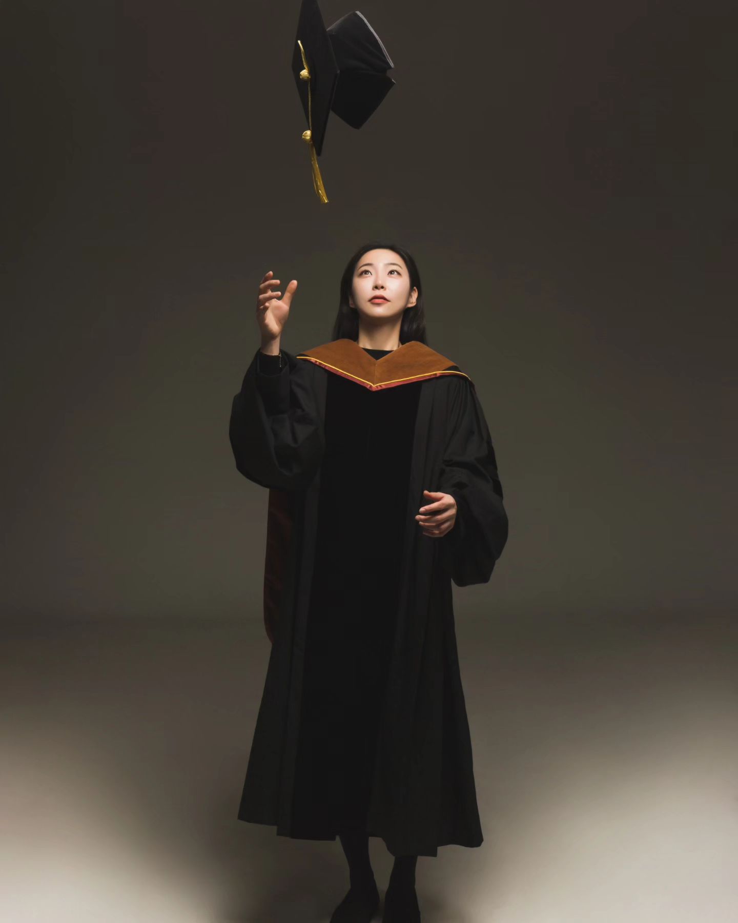 김박사 👩‍🎓

졸업 때 찍어두고 올려야지~ 하다가
시간은 너무나 빠르게 흘러 벌써 3년 🙄

3년쯤 지나니 슬슬 몸이 근질근질 한 것이
다른 전공 도전해볼까,, 하는 생각이 든다 😅

Ph.D. 욕심 👉👈

사진은 역시 parkjongin_studio