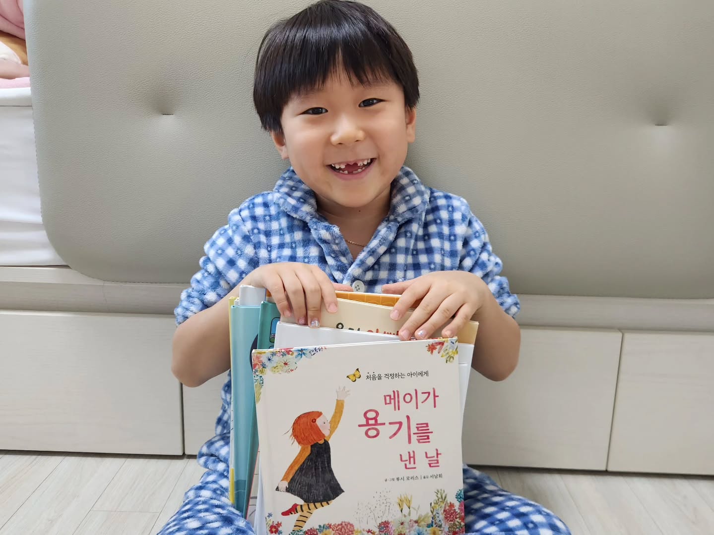 #을파소그림책공구 #새해첫공구 
.
안녕하세요~
8살, 10살 남매를 키우는 엄마에요...🤗
.
엄마가 되니 저만의 육아관이 생기고, 다른건 몰라도 우리아이가 이렇게 자라줬으면 좋겠다~라는 생각을 하곤 하는데요...
.
저는 우리 아이들이 성장하면서 
건강한 생각 건강한 마음으로 자라나기를 바라고 있더라구요~
.
.
우리아이에게 바라는 것이 있으면 그만큼 우리아이와 많은 대화를 하고, 우리아이의 마음을 알아주는 것이 중요하다고 생각해요~
.
저는 그럴때면 꺼내는 도서가 있어요...
.
.
#을파소그림책 ❤️
.
.
우리아이가 태어날때부터 함께했던 을파소그림책은
8살 10살이 되어서도 아니, 어른이 된 저에게도 건강한 생각 건강한 마음을 만들어주는 도서들로 늘 곁에두고 읽는 도서에요~
.
.
그래서 우리아이를 생각하는 엄마들의 마음을 가득담아
2025년 새해 첫 공구는 을파소그림책 공구로 시작해보려고해요~
.
.
.
✨️수빈성근이네만의 최저가 공구✨️
1월 2일(목)~1월 10일(금) 총 9일간 진행되요~
.
구매링크는 메인 프로필 링크를 누르시면, 
바로 구매페이지로 넘어가니 참고해주세요~
.
.
모두 을파소 그림책과 함께 행복한 한해 보내세요~🫶
.
.
.
.
.
#공구 #을파소 #을파소그림책공구 #공구추천 #을파소그림책 #최저가공구 #그림책공구 #유아도서 #을파소도서추천 #예비초등학생 #예비초등생 #예비초등도서 #유아도서추천