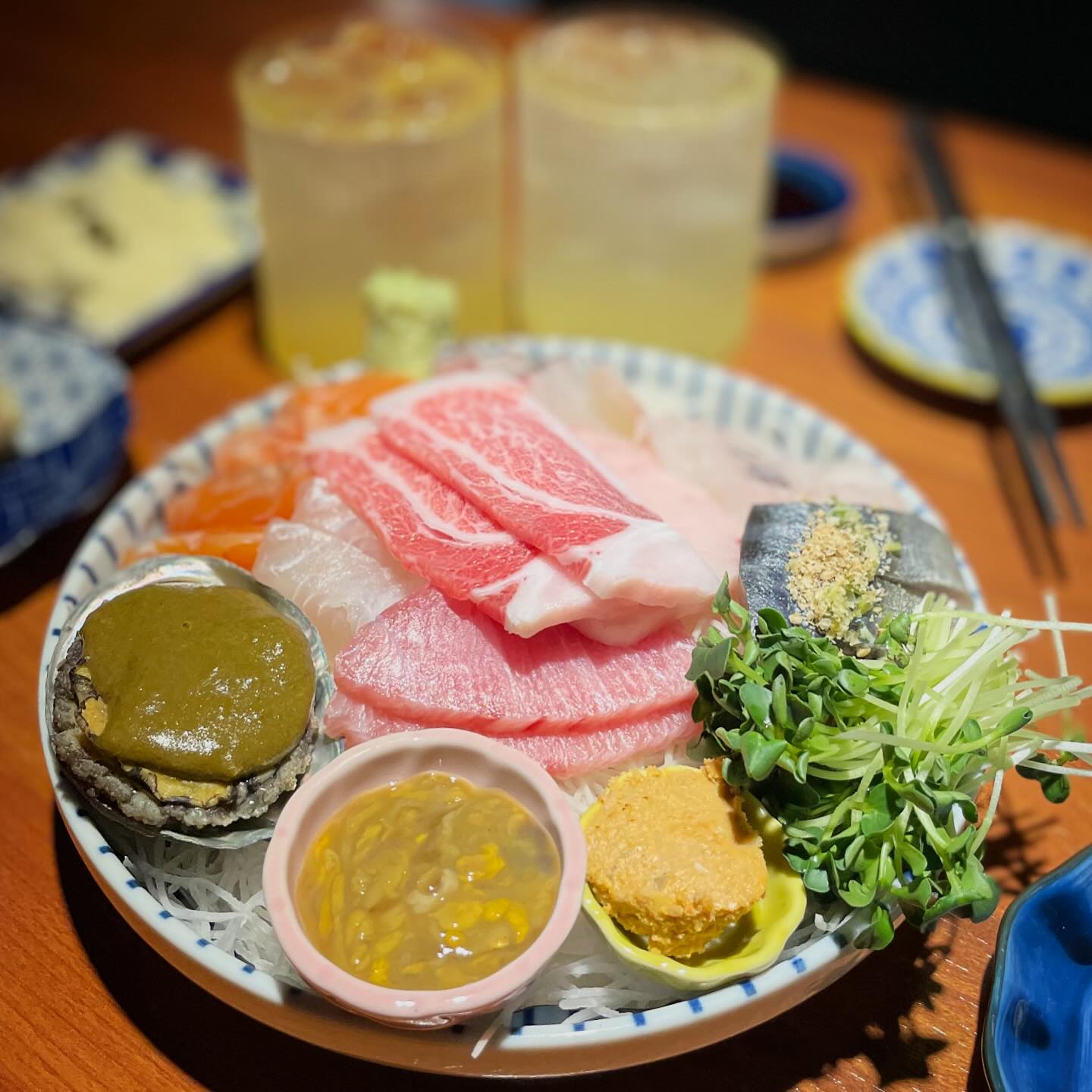 진 이자카야🍣🐟🐠🍋🥃
.
동래 물고기 맛집 발견! 
광어,참돔,우럭,시메사바,연어,참치,안키모,고노와다
다 너무 신선하고 𝒿𝓂𝓉 이쟈냐❣️
모듬 소자 35000원에 하이볼 5000원 실화냐고
유자 하이볼 상큼하니 물고기랑 찰떡쿵야🍋
.
갓성비 맛집 찾아서 햅삐🥳 
동래 물고기는 여기다 땅땅 !! 
.
.
.
#동래이자카야 #동래진이자카야 #진이자카야 #동래술집