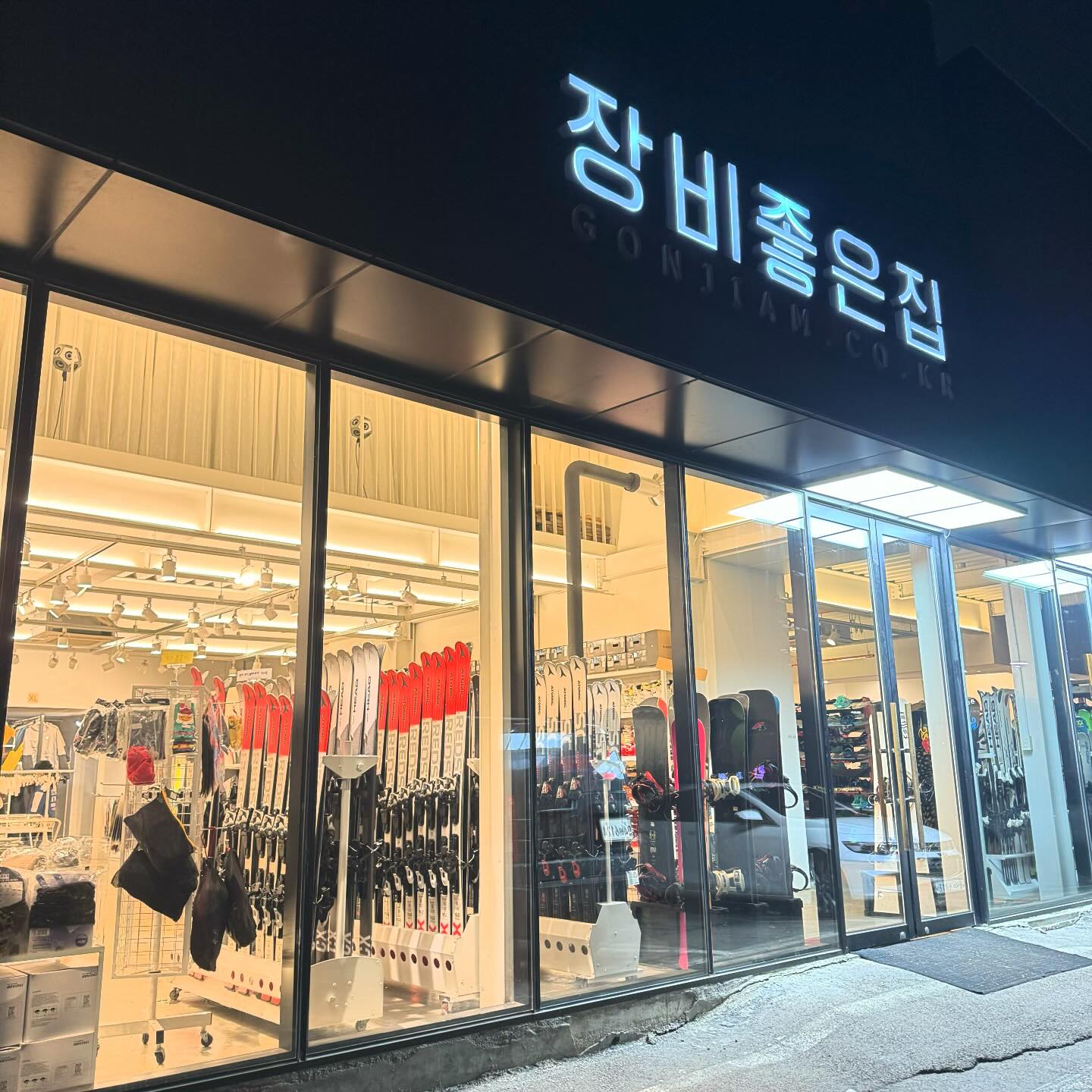 #협찬 
경기광주에 위치한 장비좋은집 렌탈샵
곤지암리조트 스키장까지 1분거리라서
접근성도 좋고 장비가 깔끔하고 괜찮더라구요
짝꿍이랑 점프수트로 된 스키복도 대여하고
보드 장비도 빌렸는데 고급짐 뿜뿜..🩷
앞으로 장비 렌탈할 땐 장비좋은집만 올듯,,😄

주소 : 경기 광주시 도척면 독고개길 307 
영업시간 : 매일 08:00-03:00

#곤지암리조트 #곤지암스키장 #곤지암렌탈샵 #곤지암리조트스키장 #곤지암스키강습 #곤지암장비좋은집