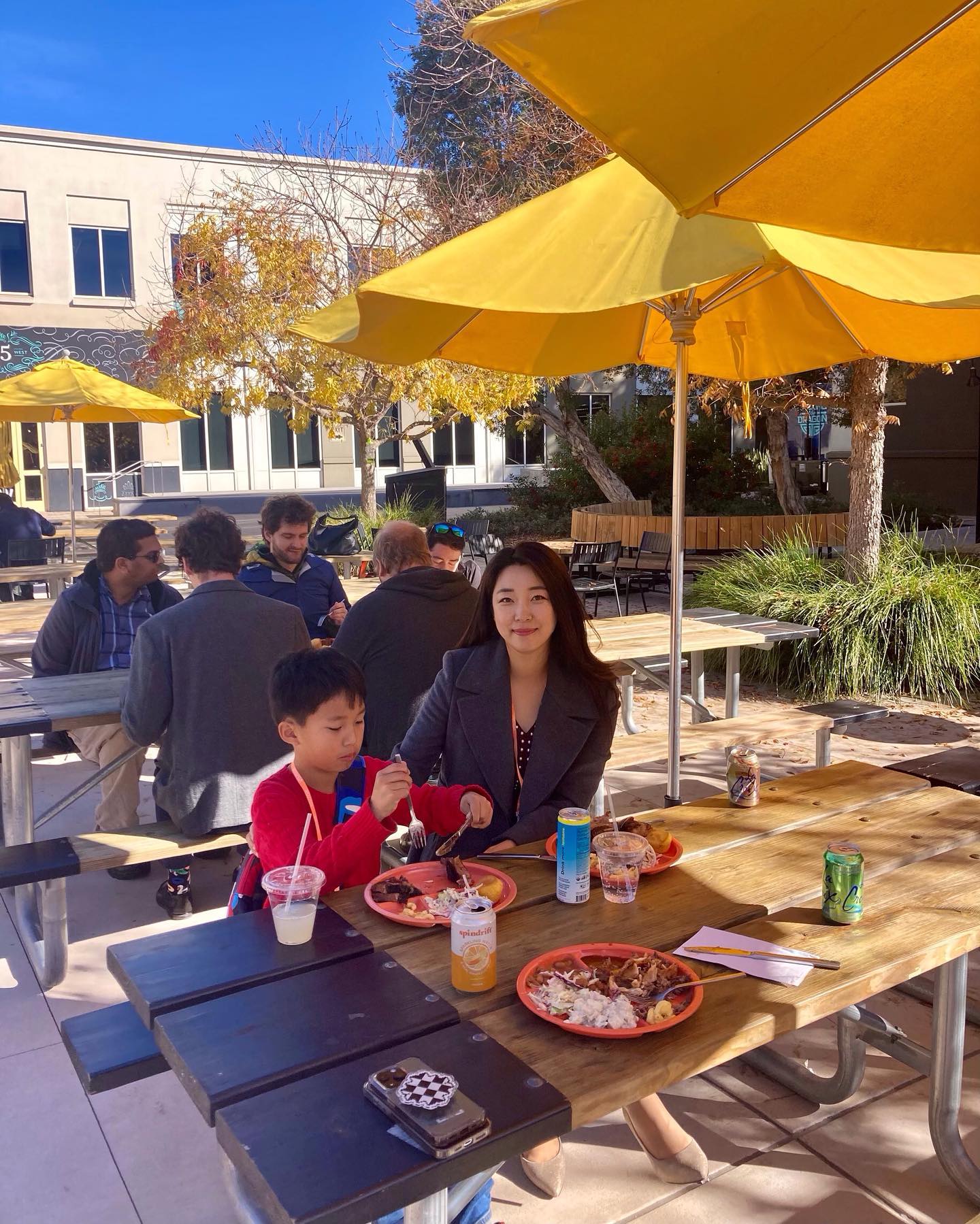 Here’s what we enjoyed at Meta today💗

메타에서 즐기기☕️🧁🍦
글로벌 기업을 체험하면서 많은 것을 느꼈던 하루!
이런 곳에서 일하는 인선 언니도 더 멋진💗