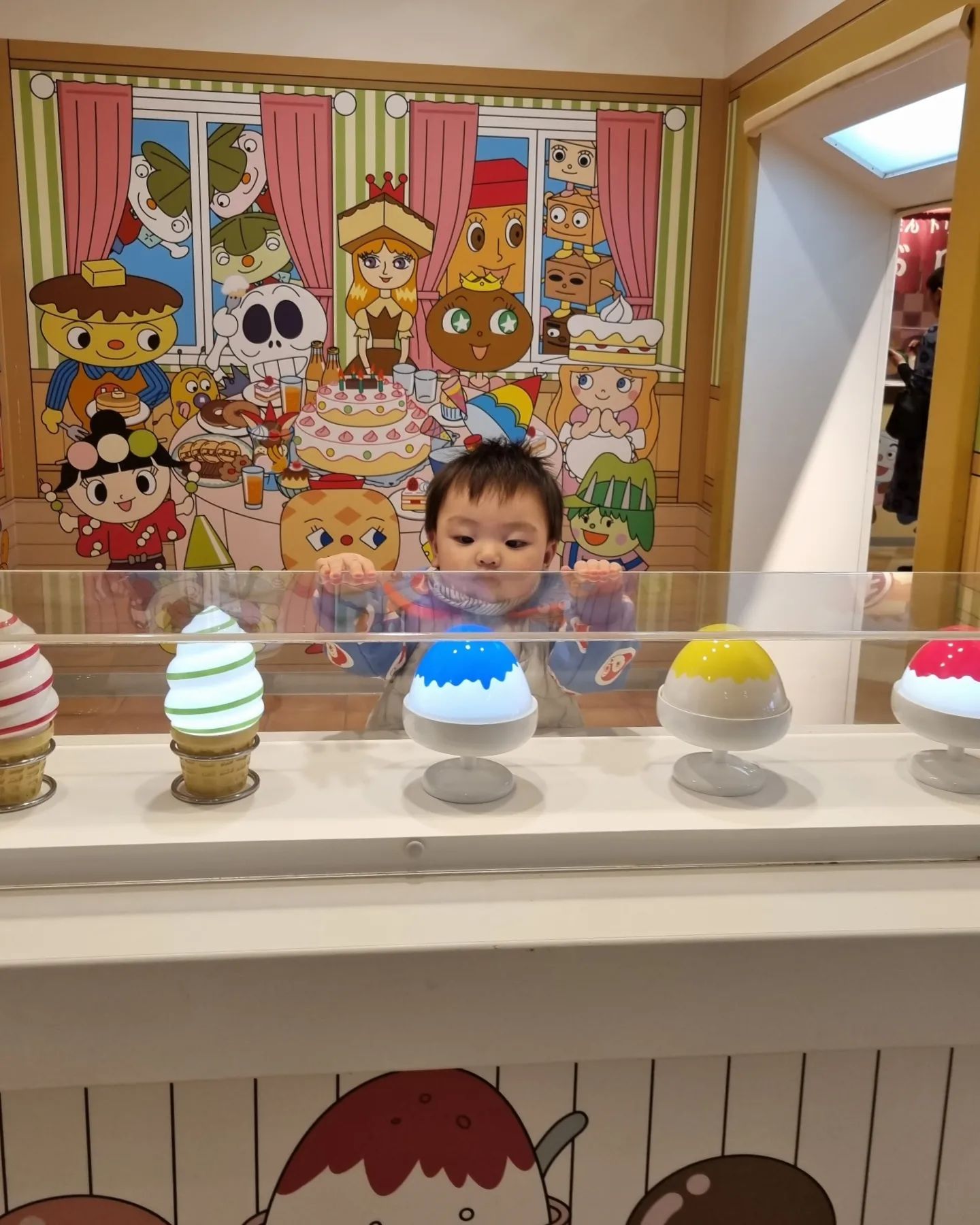 일본 오기 전에 걸음마 성공하길 바랐는데🙏

결국 걸음마 보조기를 가져옴😅 자고 있는 아가 그대로 잘 데려오려했는데 4시에 일어나시더니 뱅기 타자마자 쿨쿨

도착하자마자 일본거리를 활보... 보조기덕에 귀여워서 다들 카와이~ 난리남😆

오자마자 밥먹고 (장어덮밥 먹는아가🤣) 호빵맨 박물관~
땀흘리며 열심히 놀고 온 아가👶 

그 후 야키니쿠 입가심으로 먹고 유람선타고 11시에 잔 아가 😂 절대적 수면 부족... 오늘 7시에 또 인남... 깔깔깔 웃으면서 잠깬아가... 신나게 놀다가 오늘은 12시 취침...

내일부터 뱃부가서 두밤자고 집에가자👋
#아기랑여행 #아기랑해외여행 #후쿠오카여행 
#13개월아기 #404일아기 #육아스타그램👶 #아기영상 #육아맘소통