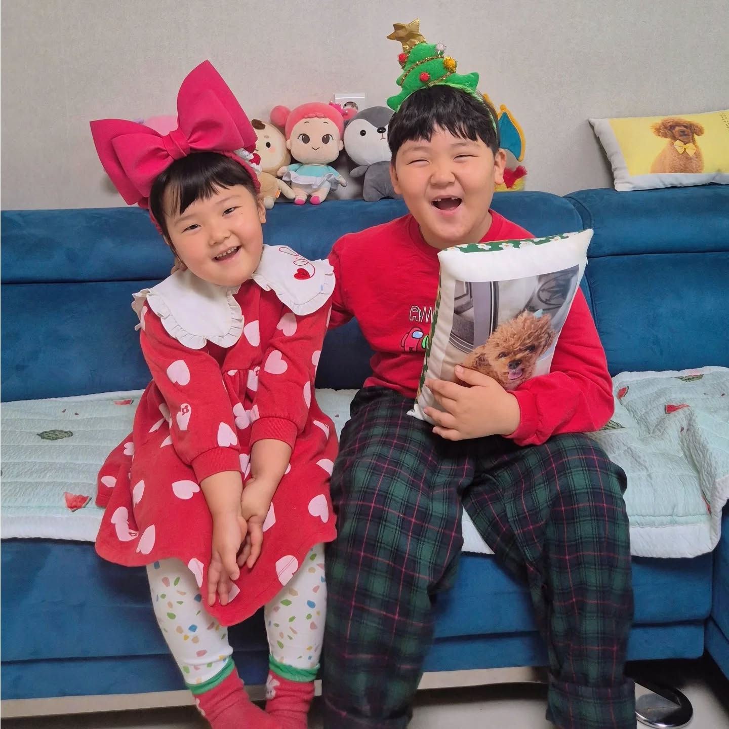 다시 돌아온 크리스마쓔~~~~~
작년에는 우리 나미도 함께였는데
곧 1년이구나
하준이 소원보고 눈물흘린 애미..🥲
보고싶다 울 나미💚❤️
메리크리스마스 ✨️🌲

#연년생남매#시간잘간다#6살7살남매
#영원한열네살개나미#개나미는사랑입니다