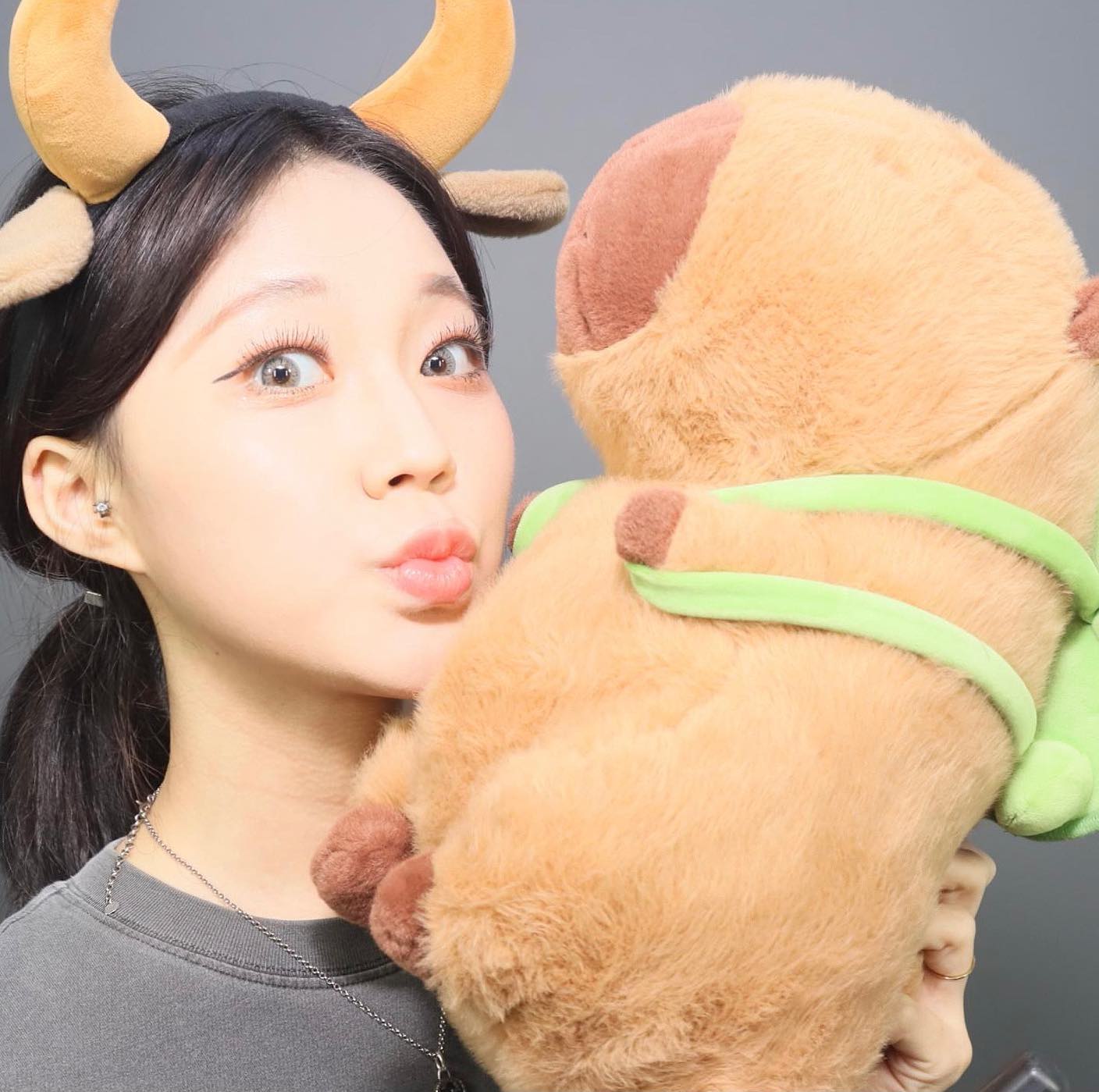 근바라랑 데이트하는데
마지막에 방해꾼 등장함 ᕙ( ︡’︡益’︠)ง

일요일엔 진짜 예쁘게 찌거야지 ᰔᩚ 

.
.
.
.
#첫줄 #대전 #카피바라 #카피바라인형 #instagood  #둔산동 #대흥동 #은행동 #likeforlikealways #likeforfollow  #instagram #insta #셀카 #셀피 #selfie  #fff #좋반  #맞팔 #맞팔환영 #daily #선팔하면맞팔 #선팔 #팔로우반사 #ootd  #selca #좋튀 #좋아요반사 #instadaily #일상소통 #selstagram