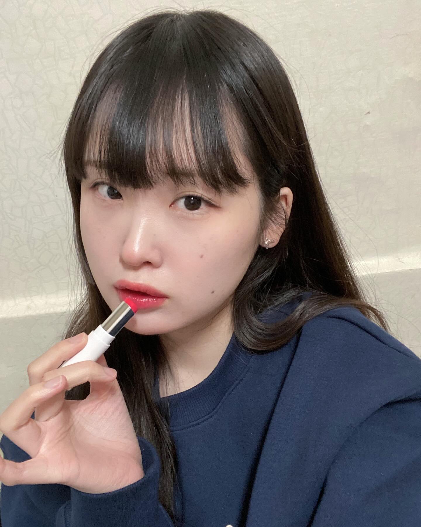 #협찬 #메리쏘드 ❤️‍🔥탕후루 립 찾고있는 사람 주목❤️‍🔥

merythod_official 

립밤 따로 필요없고 각질부각 없고 촉촉하고 
갓벽한데 외않사요? 

• 입술에 사르르 녹으면서 보습력을 더해 윤기나는 입술을 만들어 줘요
• 식물성 콜라겐 성분이 입술에 영양, 보습을 더해줘 볼륨감을 선사!
• 고굴절 오일과 보습 오일이 함유되어 어느 각도에서도 빛나는 광택감을 느낄 수 있어요
• 끈적임 없이 부드럽게 발려 산뜻한 사용감을 선사
•바를수록 컬러감이 차올라 다양한 분위기 연출가능

#merythod #메리쏘드콜라겐멜팅립 #고민시립밤 #콜라겐멜팅립밤 #메리쏘드립밤 #멜팅립밤 #컬러립밤 #립밤추천 #촉촉립 #makeup #lipmakeup #쿨톤립 #웜톤립 #화장품 #뷰티 #kbeauty #beauty