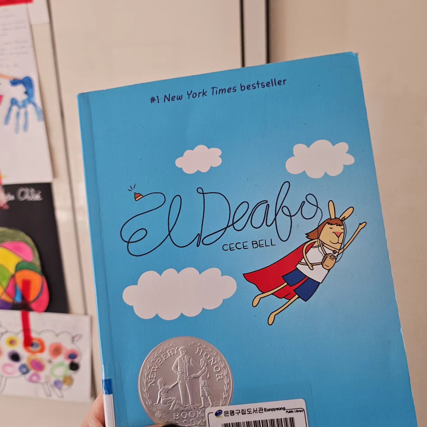 #2023_독서_65
#eldeafo 

But I hate that class! Everybody signing at me! Like I already know sign language, just because I'm deaf!

No one's signing at you - they're trying to sign with you - to help you!

Well, I hate it! and as far as 'helping' - it'll help people stare at me, is what it'll do! 'Look at that deaf girl! isn't she special!

Well- you are special - just like every kid is special

-
뇌수막염으로 청각을 잃은 작가의 자전적 이야기를 담은 그래픽 노블. 

아이들 책 빌리러 도서관 갔다가 가볍게 읽으려고 귀여운 그림의 만화책을 들고 왔는데, 담겨있는 내용이 결코 가볍지 않았다. 

짤막한 대사, 쉬운 표현, 많은 의미가 담긴 상황들. 원서 독서모임 책으로도 유익할 것 같다. 
괜히 뉴욕타임즈 베셀에 뉴베리상을 받은게 아니다 싶다. 

#엘데포 #영어원서 #영어만화 #책스타그램 #북스타그램 #원서읽기 #쉬운영어원서 #책읽는엄마