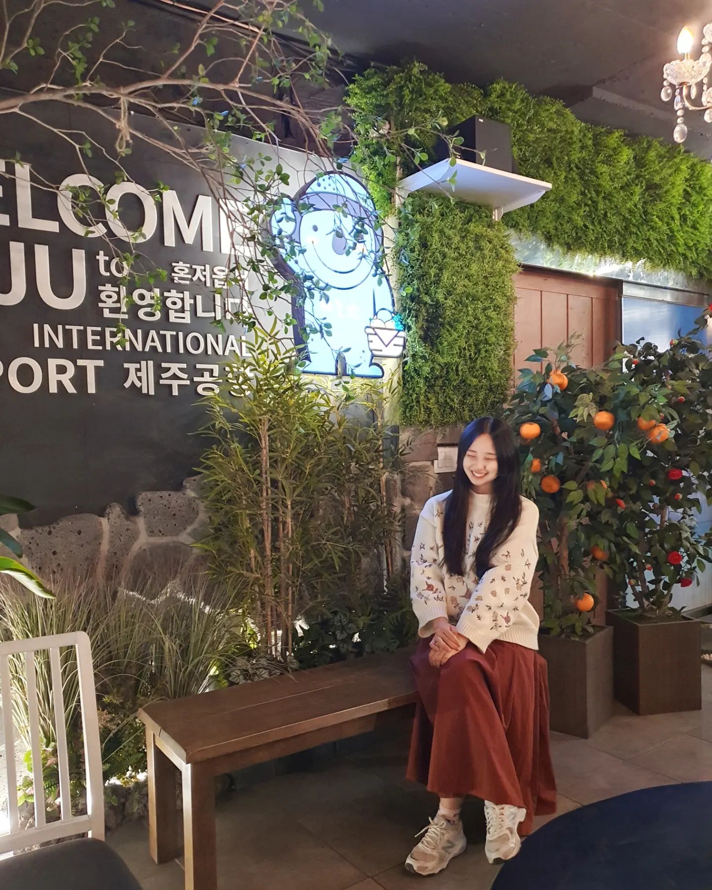 #협찬
[제줏간 까치산점]

집근처 제줏간에 다녀왔는데요! 여긴 정말이지 인테리어가 미쳤어요 완전 제주 그 자체! 컨셉 제대로 잡혀있구 화장실도 매장 안에 있어요
친구랑 둘이 갔는데 2인세트는 많을 것 같아서 특수 부위 세트로 시켰어요! 특수 부위 세트는 쫀득살, 꽃목살, 쫄깃살이 150g씩 들어 있는데 완전 좋은 선택이었어요 필수필수! 제줏간은 1등급 이상 돼지만 사용한대요! 무엇보다 여기 육지 된장술밥 사이드로 시켜 먹었는데 아주 굿.. 고기랑 합이 미쳤어용 같이 주는 젓갈도 비린내 하나도 없고 파채도 잘어울려요!
무엇보다 고기를 직접 구워주셔서 딱 맛있게 먹을 수 있고 편하게 식사에만 집중 할 수 있어요!

제줏간 까치산점 0507-1380-9993
영업 시간 : 매일 16:00-03:00
#광고 #제줏간까치산점 #제줏간 #까치산맛집 #까치산역맛집 #까치산맛집추천 #화곡맛집 #화곡역맛집 #화곡동맛집추천 #화곡고기집 #화곡고기맛집 #화곡고기 #강서구맛집 #강서구청맛집 #강서맛집 #강서구핫플 #강서고기맛집 #강서구고기 #강서구고기집 #강서구고기맛집 #강서구고기집추천