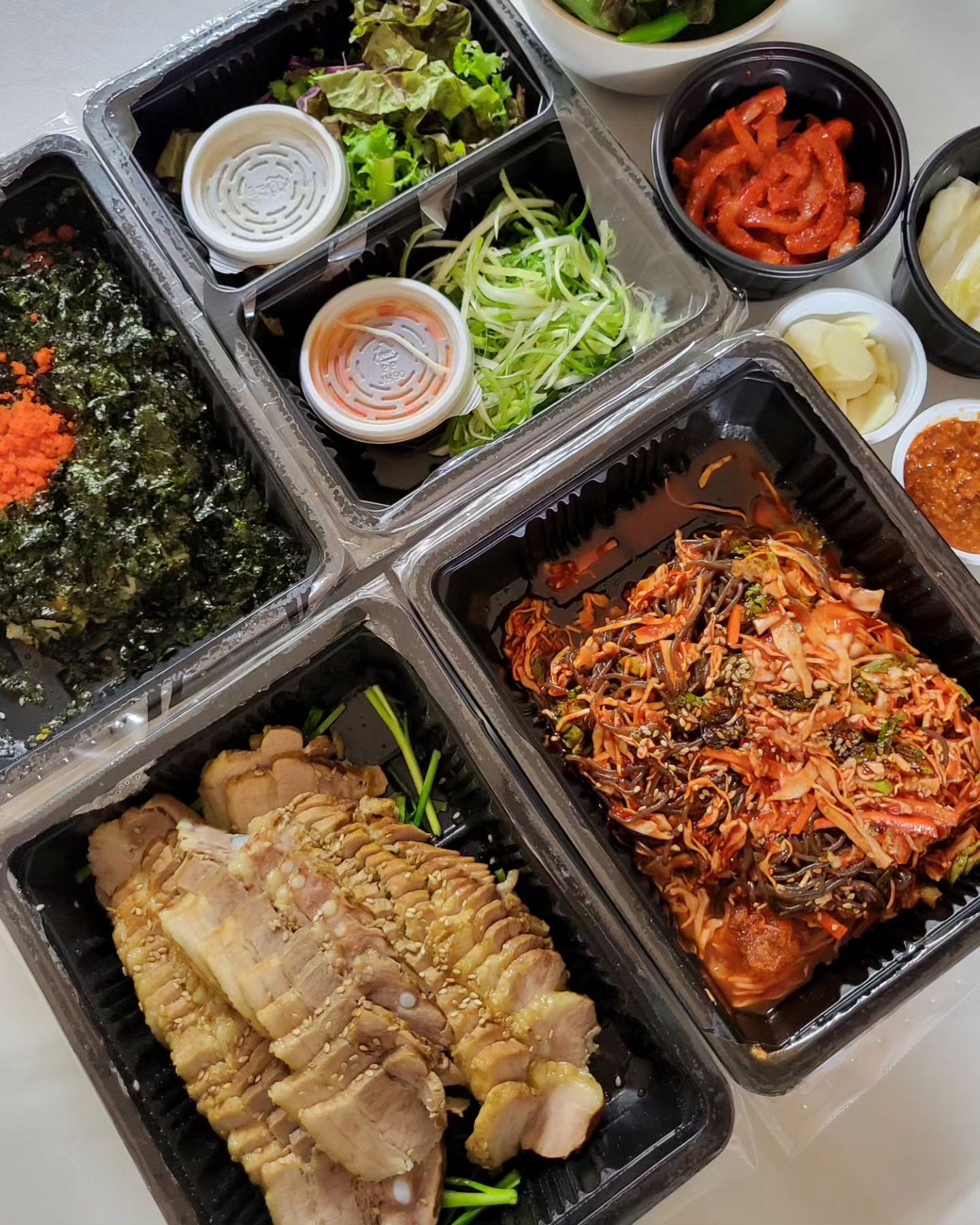 #삼대족발

저 정말 오랜만이죠. 
제가 댓글을 썼는데 위반을 했다고 해서
글을 쓸 수가 없었어요ㅠㅠ
(우리 맞팔 해요... 이 댓글이 
위반을 했다고 하더라구요ㅠㅠ)
다시 오늘부터 열심히 먹스타 하려고요.

수요일날은 아이가 학원 갔다가 수영 다녀오면
집에 늦게 들어오거든요. 수영 다녀오면 
너무 배고프다고 밥 달라해요~ 
그래서 오랜만 보쌈 먹었어요ㅎㅎ

여기가 광주에서 유명한 물빛공원 바로 앞에 
있어서 공원에서 먹는 사람들도 많이 봤어요.

국내산 고기만 사용해서 보쌈이 쫄깃하고 
잡냄새 하나도 없이 정말 맛있더라구요
다음에는 족발이 시켜먹을라고요 ㅎㅎ
생각보다 너무 맛있어서 또 생각나네요

#삼대족발#경기광주족발#경기광주보쌈
#중대물빛공원맛집#보쌈#태전동맛집