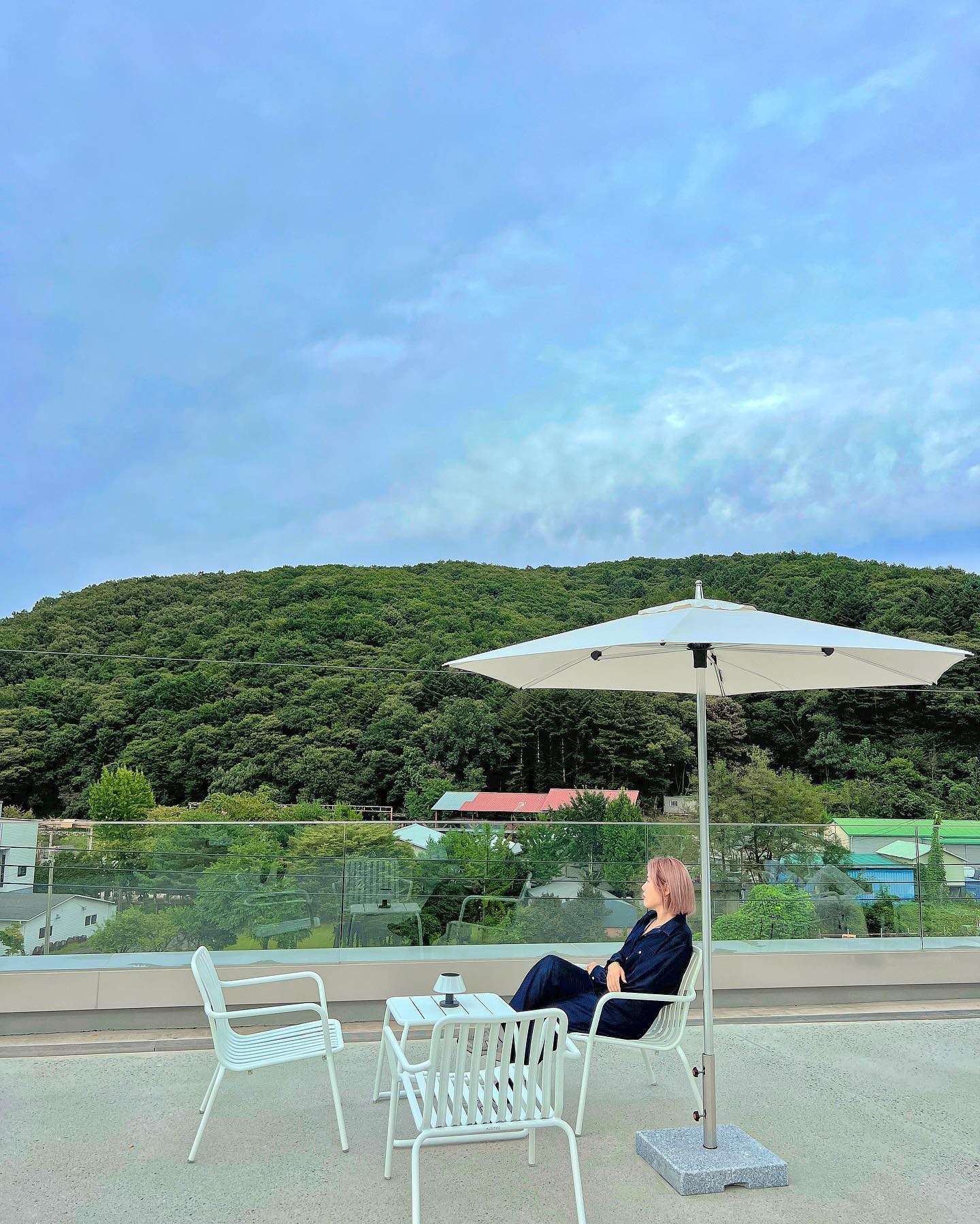 #협찬
맛있는 음료와☕️ 베이커리는🥖🥐🍞 물론 멋진 공간🏢 힐링되는 뷰까지🏞️🌿 없는거 없이 다있는 용인 데이트 추천 카페 parallell___ 

당일생산 , 당일폐기를 원칙으로 모든 빵에는 최고급 버터(aop인증 받은 버터)가 사용되서 믿고먹는 용인 베이커리카페🥐✨

커피와 tea종류 시향 가능하고 원두 선택 가능해서 취향에 맞게 고를 수 있음🫶🏻 대형카페들은 많지만 이렇게 빵과 음료까지 다 맛있는곳은 또 드물어요,,,,?🙄

✨최근 루프탑을 오픈하셨는데 지금 선선해져서 루프탑 즐기기 딱 좋은시기인거 아시됴,,?😗💓

📍페러렐
🏷️경기용인시처인구모현읍오산로54
🅿️제 1주차장 (30대) / 제 2주차장 (30대 이상)
🕰️매일 10시 ~ 21시 라스트오더 20시30분