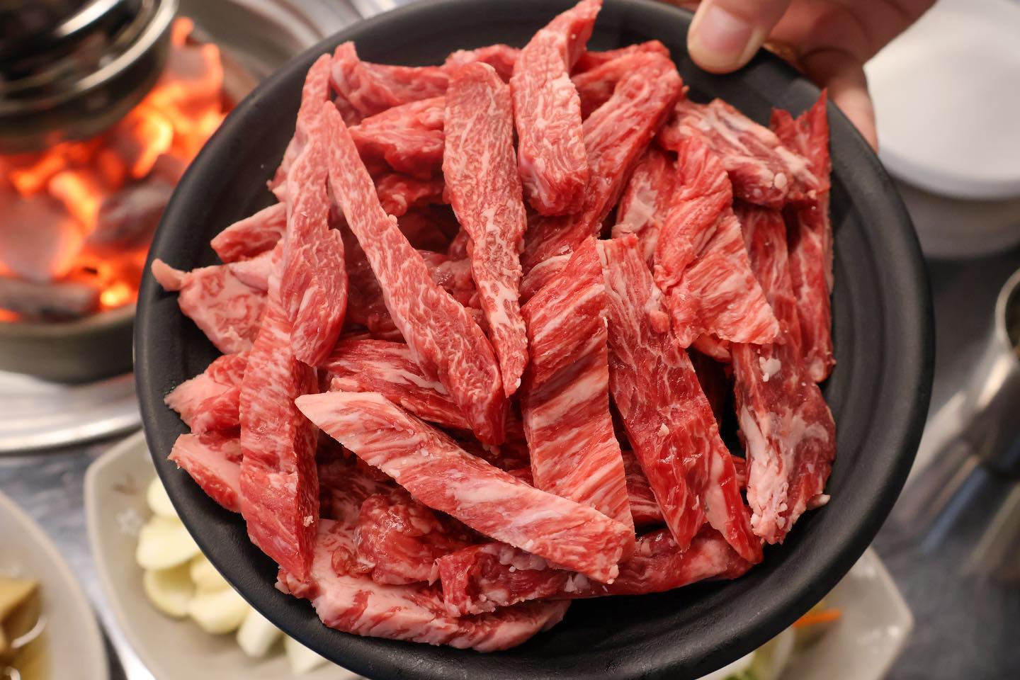 #협찬 #일성한우실비식당 
삼척시 가성비 한우 맛집 삼척 일성한우실비식당 !

1++ 한우를 200g 33,000원이라는 합리적인 가격에 즐길 수 있다구( •̤ ༝ •̤ )

퀄리티 좋은 투쁠 한우라 빨간 갈비살 사이사이 촘촘하게 박혀 있는 마블링 🌀

한우를 굽고 나면 뚝뚝 떨어질 정도로 가득한 육즙에
입에 넣자마자 부드러운 한우향이 풍기는데 완전 JMT !!

새콤달콤한 파절이 곁들여 먹으면 고기의 쫄깃함과 파절이의 아삭한 식감 조화가 짱 bb

사이드 메뉴 한우라면 단돈 5,000원밖에 안 하는데
선택이 아니라 필수 주문 메뉴 ♡゛

꼬들하게 익힌 면이 먹어도 먹어도 줄지를 않는데
안에 한우가 가득 들어가 있음 !

매콤한 라면 국물에 한우의 육즙과 기름이 어우러져
자극적이면서도 부드러운 국물 맛이 일품이었을 정도 

.  ᘏ⑅︎ᘏ
（｡ɞ̴̶̷ ̫ ɞ̴̶̷｡)つ━☆☆*。
⊂　　 ノ 　　　☆☆
　し-Ｊ　　　°。+

📍 강원 삼척시 정상동 463-3
📞 0507-1392-5410
​
⏰ 화-금 16:00-22:00
토-일 11:30-22:00
매주 월요일 정기 휴무
​
🚗 매장 앞 주차 가능