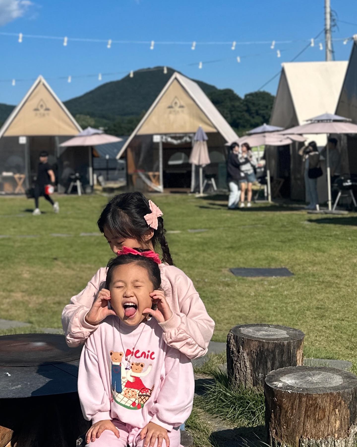 ღ

지지고 볶고 싸워도 
사이좋을땐 세상 좋은 
우리집 장장꾸둘❤️

날씨도 좋고 이모 언니오빠 만나서 
너무 즐거웠던🫶🏻

고기먹고 배도부르고 
맘껏 뛰어다닌 온유하
 
시간이 넘 빨라서 아쉬웠다! 

(게으른 엄마의 뒤늦은 업뎃ㅋㅋ) 

#아이랑가기좋은곳#경기도아이랑가볼만한곳#아이랑캠핑#아이랑갈만한곳_경기#아이와함께갈만한곳