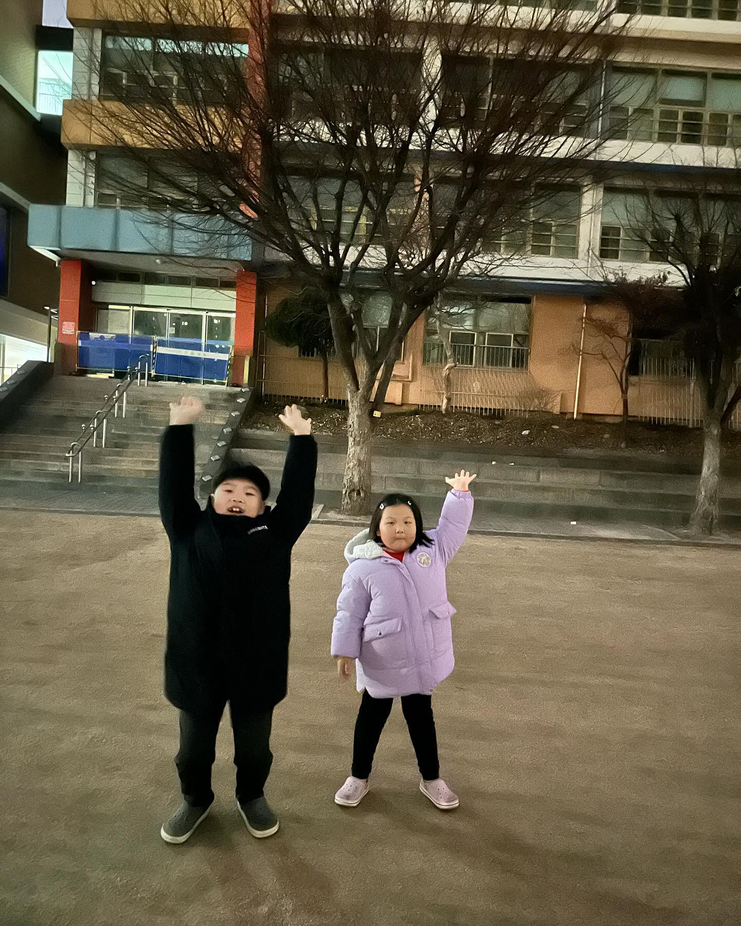 하핫… 둘째라 긴장감 상실… 예비소집일 늦었지 뭐야…???ㅋㅋㅋㅋㅋㅋㅋㅋ
-
남표니 덕분에 늦게라도 알아채서 후다닥 달려가 접수 완료!!
-
내 눈엔 아직도 너무 아가 같은데 벌써 학교에 가다니…. 믿겨지지 않아🥹
-
정신 바짝 차리고 잘 준비해서 입학 날은… 학교가자♥️
-
#알람맞춰 #학교가요 #남매맘 #딸맘 #육아일상 #초딩스타그램