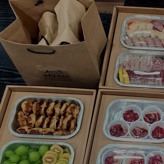 똘이 on Instagram: "#광고 와 대박!! 제주 만배성 한정식 케이터링 머선일~ 한식으로 나오는데 폼 미쳤어요 :) 정성 가득 들어간 음식은 홈파티 음식으로도 딱 ! 육해공이 다 들어있고 디