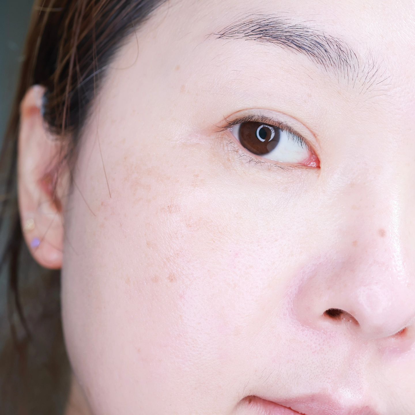 #광고
⠀
외출할 일은 많아지는데 그 때마다 풀메이크업 하기는 부담스럽고, 솔직히 시간도 없다. 안그래도 점점 더 강해지는 자외선 때문에 선크림을 새로 마련해야 되는 상황에 내가 개인적으로 믿고 만나는 브랜드인 달바에서 베스트셀러인 달바 핑크 톤업 선크림을 만나보게 되었다. 물기가 가득한 워터풀 제형에 피부에 사르르 녹는 것처럼 스며들어 끈적임이 전혀 남지 않는 사용감에 눈가에 닿아도 괜찮을 정도의 편안함까지. 거기에 피부 변화보소…. 원래부터 잡티까지 싹 가리는 메이크업을 하지 않았기 때문에 이 정도면 내 기준에서 합격! 파데프리템 찾고 있었는데 이걸로 정착~ 촉촉함도 오래 유지되고 환한 얼굴도 오랫동안 만나볼 수 있으니 앞으로 내 인생템으로 이거 콩 찜해두고 매일매일 외출할 때마다 써야겠다!
⠀
⠀
#달바 #dalba #달바선크림 #톤업선크림 #선크림추천 #올리브영선크림 #올리브영추천템 #선크림
dalba_piedmont
⠀