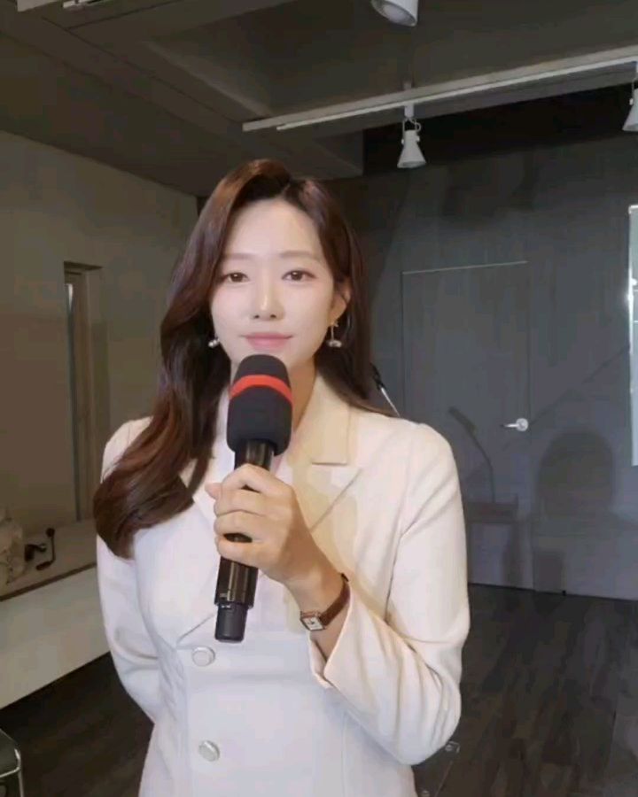 사진 남기려다 녹화된 리허설 영상 !!
주변이 조금 어수선하지만 꿋꿋하게 진행을 이어가고 있는 고군분투의 현장이 그대로 담겼어요 ㅎㅎ
뒷 영상엔 예쁜 척도 있는데 잠시 눈감아 주세요 *.*
⠀
#인천대학교 #트라이버시티 #대학정책포럼 
#인천인재평생교육진흥원 ⠀
_
⠀
은결이의 추천이라 믿고 가본 #초이메이크업
사실 저 진짜 헤메를 꼼꼼하게 챙기는 편이라 마음에 들기가 쉽지 않은데 여긴 한 번에 찐이다 싶었어요 ><!
🎀 뽀용한  아나운서 정석 스타일을 만들어주셔요- 🎀
인천대학교는 처음이었는데 저를 이 얼굴로 기억해주시겠죠 ?
감사합니다 🙆‍♂️🙆 

💥헤어/메이크업
coi_makeup
위치 : 서울 관악구 신림로58길 13 4층 초이메이크업
전화 : 010-3454-3308
⠀
#아나운서메이크업 #뽀용한메이크업 #아나운서면접
#신도림메이크업 #신도림역메이크업