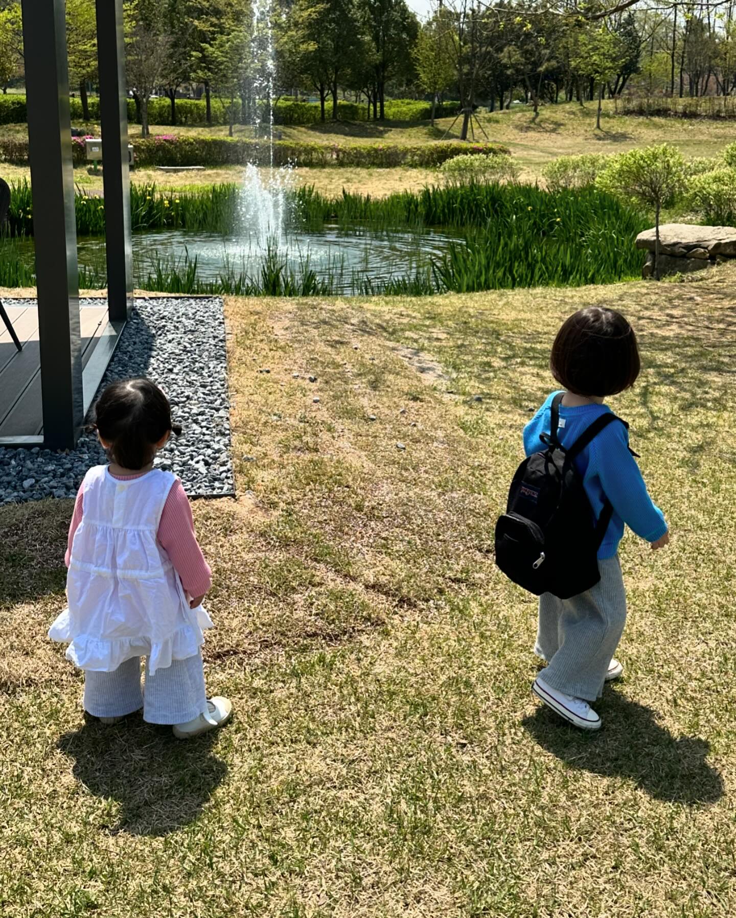 .
밀려도 너무 밀렸누… 🙂‍↔️
#밀린피드올리기 

밖으로 나갈수밖에 없는 날씨덕분에 
아빠없는 주말도 익숙해짐 😇

제법 컸다고 동생도 챙기고 (가끔..)
위험하다고 안돼라고 말도해주고
참내….. #너나잘해오빠야 
라는 라유표정 🤭

남매룩 ↙️
🛒 betterthancheesecake 
otm.moon 

#리라남매#14개월#33개월#남매룩
#아기모델#아기ootd#남자아이옷
#주말일상#나들이#주말나들이