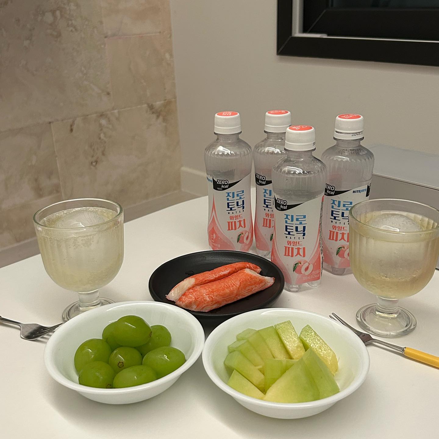 #협찬
달달한 하이볼에 빼놓을 수 없는 토닉워터 ✨
신상 #토닉워터와일드피치 나와서 바로 맛봤어요👀
자취 시작한뒤로 하이볼 맛들려서 먹고있는지라, 지나칠 수 없었음ㅋㅋㅋ
국내산 개복숭아 추가로 달달한 복숭아 향까지 추가🫶🏻 거기에 핑크핑크한 패키지,,, ZERO칼로리,,,, 모든게 내맘에 쏙 💓 다음번 집들이는 요걸로 파티 예정 😎 쏘토닉으로 먹어도 맛있다던데 조만간 도전해보께여…ㅋㅋㅋㅋㅋ
.
여러분 음주는 적당히 해야합니다😉
.
.
.
.
✔️ 식품등의 표시기준에 의거, 100mL당 4kcal 미만 시 무칼로리 표시
✔ 소토닉 및 하이볼은 성인용 레시피입니다.
#진로토닉워터 #진로토닉워터와일드피치 #피치토닉 #소토닉 #하이볼 #에이드 #하이볼레시피 #토닉워터신제품 #하이트진로음료 hitejinrobeverage