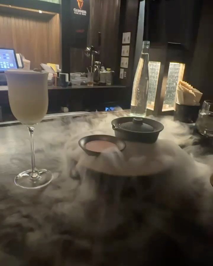 🍸전통주, 위스키를 좋아한다면 저장 필수 ✨
힙지로 위스키, 전통주 칵테일이 있는 #기원22

기원이 위치했던 건물이라 ‘기원22‘라는 센스있는 네이밍도 인상 깊었고 😎 전통주를 새롭게 해석해 쉽게 즐길 수 있는 칵테일로 내어주시니 편하게 즐길 수 있었어요 

시그니처 칵테일은 드라이아이스가 피어오르는 화려한 퍼포먼스가 대박 ☺️ 딸기요거트 막걸리가 연상되는 상큼 달달한 맛이였습니다 

유자사워는 전통주베이스에 레몬과 유자가 들어가서 상큼하게 즐길 수 있었어요 ! 위에 크리미한 거품을 계란 흰자로 만드시는데 안어울릴것 같았지만 잘 어울렸답니다

을지로입구 쪽에서 독특하고 깔끔한 술집을 찾는다면 추천🍶

#기원22바 #을지로술집 #을지로칵테일 #힙지로 #힙지로술집
