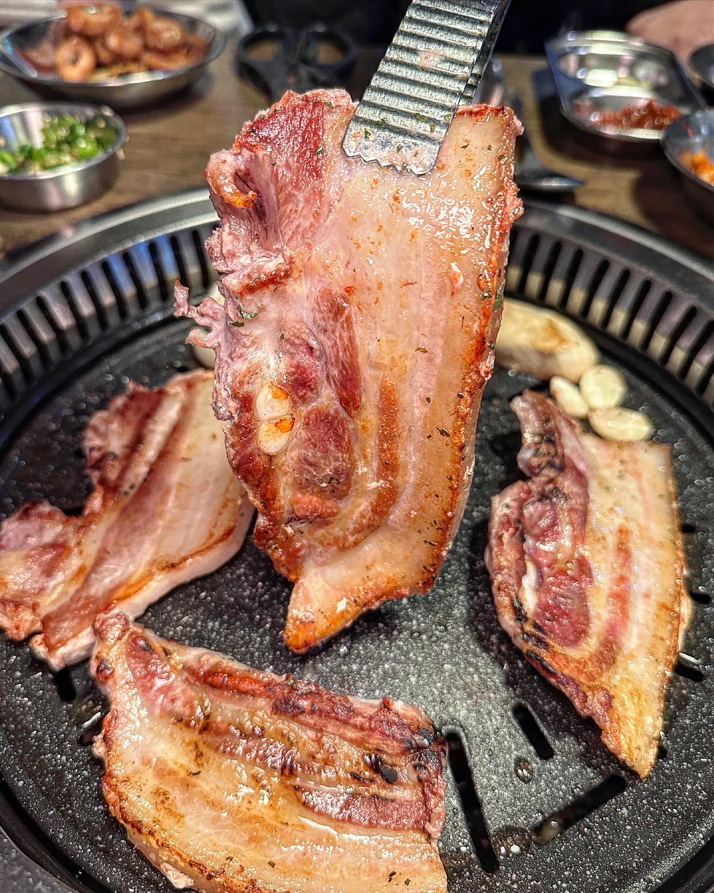 맛있어 가격 착해 사장님 친절해
안 갈 이유 일도 없는;; 술 드시는 어른들로 북적이는
동네맛집 오픈합니다 .. 간판은 막창곰장어인데
단골들은 삼겹살 필수 100g이 6천원대라구요;; 
막창->삼겹살->곰장어 순서로 먹으면 끝도 없이
들어감 불막창 최고의 술안주.. 각 2병 우습다..

+여기 차돌된찌 존맛 꼭 시키세여 ..
-
-
🏠 명가막창곰장어
📍 대구 달서구 호산로29길 96
⏱️ 매일 16:00-24:00 (일요일 휴무)

#대구달서구맛집 #달서구맛집 #강창역맛집 #대구곰장어맛집 #대구막창맛집 #대구삼겹살맛집 #대구동네맛집 #명가막창곰장어