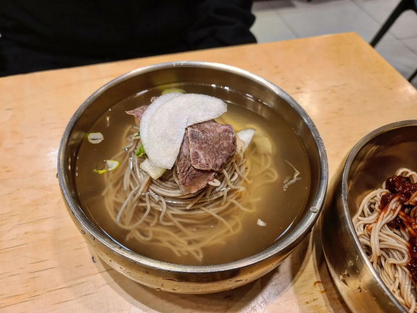 평냉첫도전🥰 미쉘린가이드서울2023
#서울맛집 강남구청 봉밀가

평양냉면 초보자도 도전하기쉬운 메밀국수로 만든 평양냉면!

친구네 집근처에갈일이있어 간단하게 저녁먹을걸 찾다가 친구추천으로 가게되었어요. 

평소에 워낙 메밀요리를 좋아하는터라 냉면식감이아니라 메밀국수여서그런지 쉽게 먹을 수 있었어요! 다른곳보다 간이 있는편이라 닝닝하지않다고들었는데 육수도 육향이 잘느껴지고, 면자체가 간이되어있어 맛있게먹었답니다.

비빔은 완죠니마이스타일🤘

메밀전이 정말정말 맛있어서 만족2배❣️ 비빔국수를 메밀전으로 돌돌싸먹으면 올매나맛있게요!

속닥속닥(그래도 저는 함흥파인걸로😂)