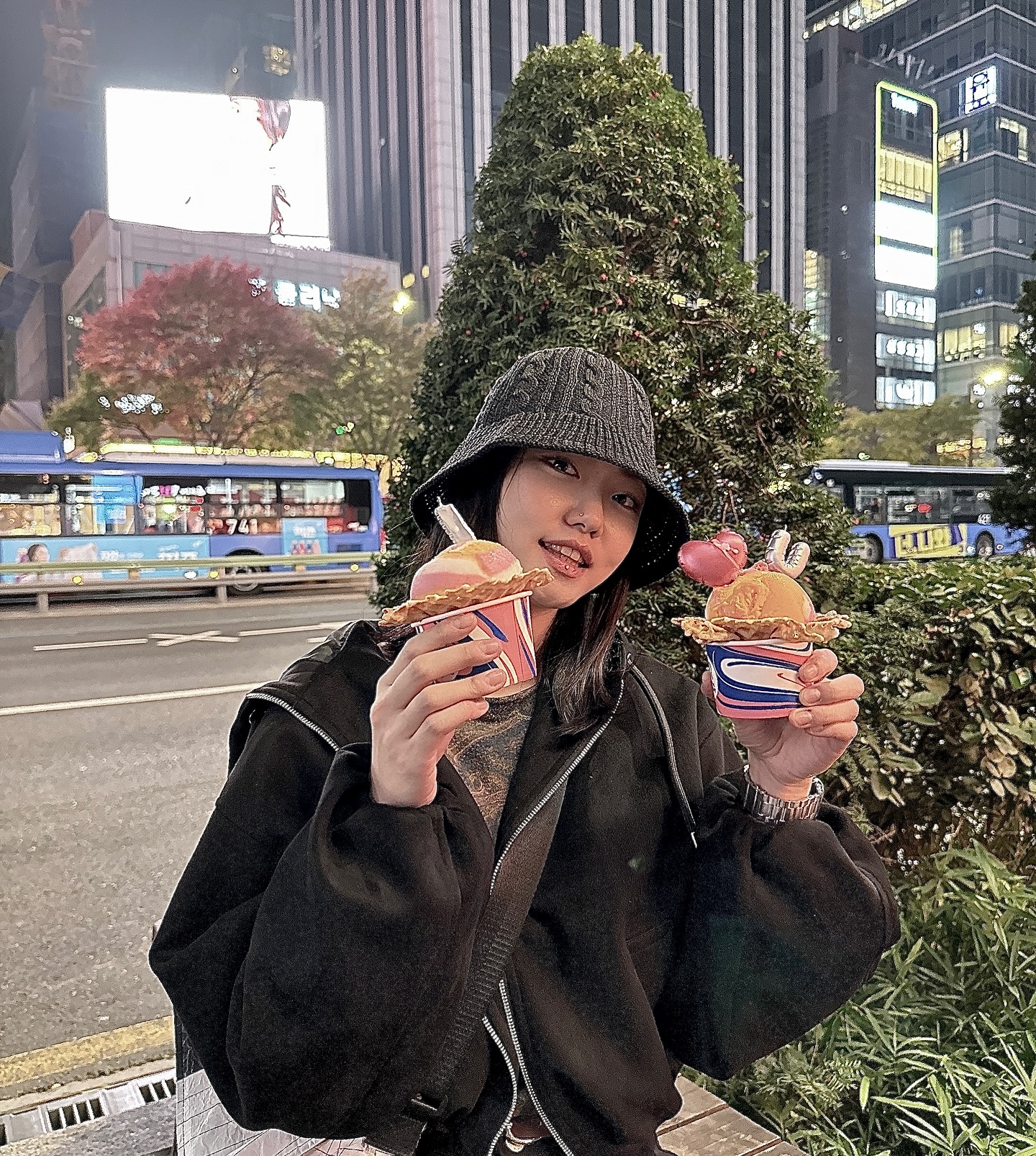 새로운 직업을 맞이한 23년
인생 아무도 모른다
보고 싶은 사람들이 너무 많지만 이젠 절 보러 오셔야해요…전 항상 선릉에 있답니다..
모두 건강하고 행복하십쇼 죽지말고 잘살아 봅시다