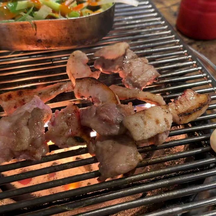 요즘 같이 추운 날씨에 땡기는
뒷고기, 특수부위 전문점 백석대장군
백석역 6번출구에서 가까워서
찾아가기도 쉽구요~

한대접 600g에 25000원이라는 혜자스러운
가격과 함께 갈매기살, 항정살, 아구살, 덜미살
콧등살까지 종류도 엄청 다양해요~

거기에 전 잔치국수까지 후식으로
먹었는데 정말 배터지게 먹어도 가성비는
최고인것 같아요!!

고기한근에 파채도 듬뿍 들어있어서
파향도 나고 껍데기까지 먹으면 진짜
푸짐하게 먹었다는 생각이 들어요~
많이 드시는분들은 나중에 볶음밥까지
꼭 추천해 드립니다!!

고양시 일산동구 백석동 1285-2

#협찬 #백석맛집 #일산돼지부속 #백석돼지부속 #일산맛집
#일산고기집 #백석고기집 #백석역맛집 #리뷰노트

이 글은 리뷰노트를 통하여 본 업체에서 제품 또는 
서비스를 제공받아 작성된 글입니다.