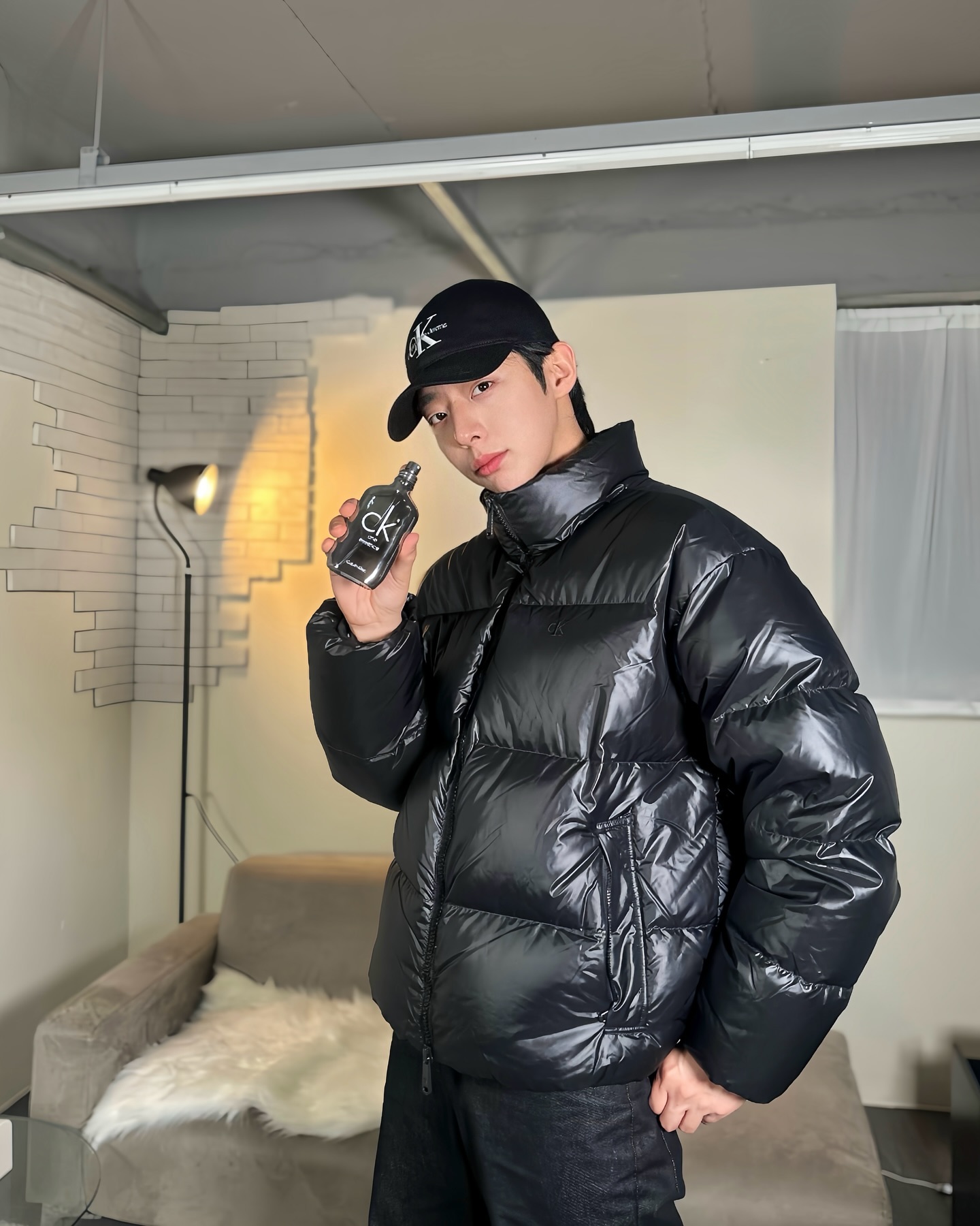 #광고 calvinklein 

캘빈클라인의 최신 컬렉션으로 완성한 나만의 스타일! 캘빈클라인의 헤비 아우터와 스타일링 아이템을 활용해 따뜻하면서도 세련된 룩을 완성할 수 있었습니다.

캘빈클라인의 패딩은 겨울을 따뜻하게 보낼 수 있는 아이템을 넘어, 나만의 스타일을 강조하는 특별한 아이템이에요. 이번 촬영에서는 캘빈클라인의 향수와 모자도 함께 스타일링하여, 어떤 순간에도 자신감을 느낄 수 있는 분위기를 담았답니다.

겨울철에도 스타일과 따뜻함을 동시에 챙길 수 있는 캘빈클라인의 아이템들, 여러분도 경험해 보세요!

#mycalvıns #CK패딩 #캘빈클라인패딩 #캘빈클라인