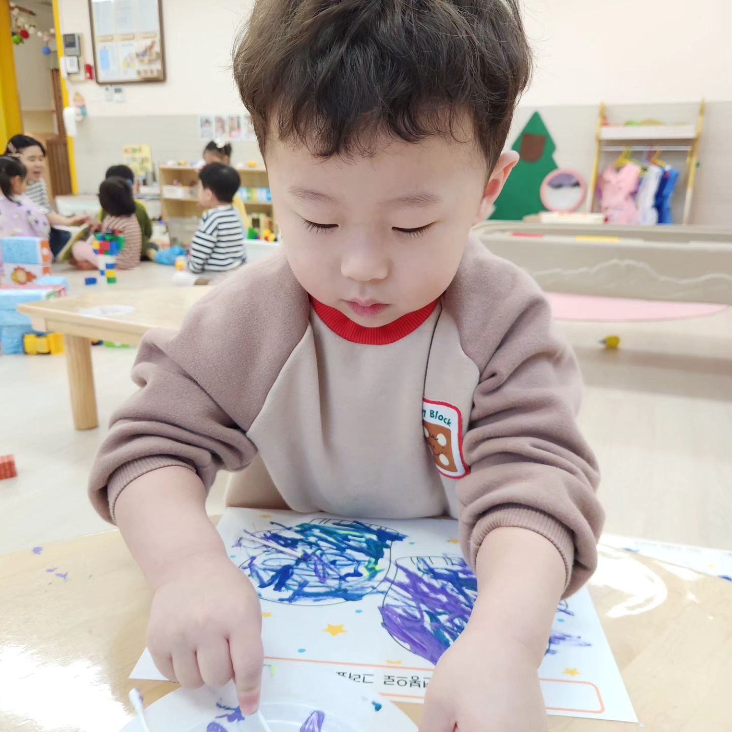 #키즈노트 

찬슬이눈 방학이 없는 얼집을 다녀서 일하는 엄마로썬 너므너므 좋음😊
울 찬슬이의 즐거운 얼집생활😊

새학기 시작되고 찍은사진보니까 또 넘 아가아가한 찬슬이🥹
그때랑 비교하면 지금은 꽤 형님태가 남ㅋㅋ

찬슬이네반은 요즘 헬로카봇 이야기로 가득하다고🤣🤣
심지어 여자친구들도 헬로카봇 이야기를 한다고ㅋㅋㅋ
너무 기여워🙈

해또리가 방학기간이라,,할아버지,할머니께서 봐주셔서
오랜만에 찬슬이랑 단둘이 밥도먹구 등하원도 함께하며
이번주는 온전히 찬슬이만 바라봐줄 수 있는 시간이여뜸😍

#방학없는어린이집 
#최고 

#둘째도
#내년에입학 
#야호