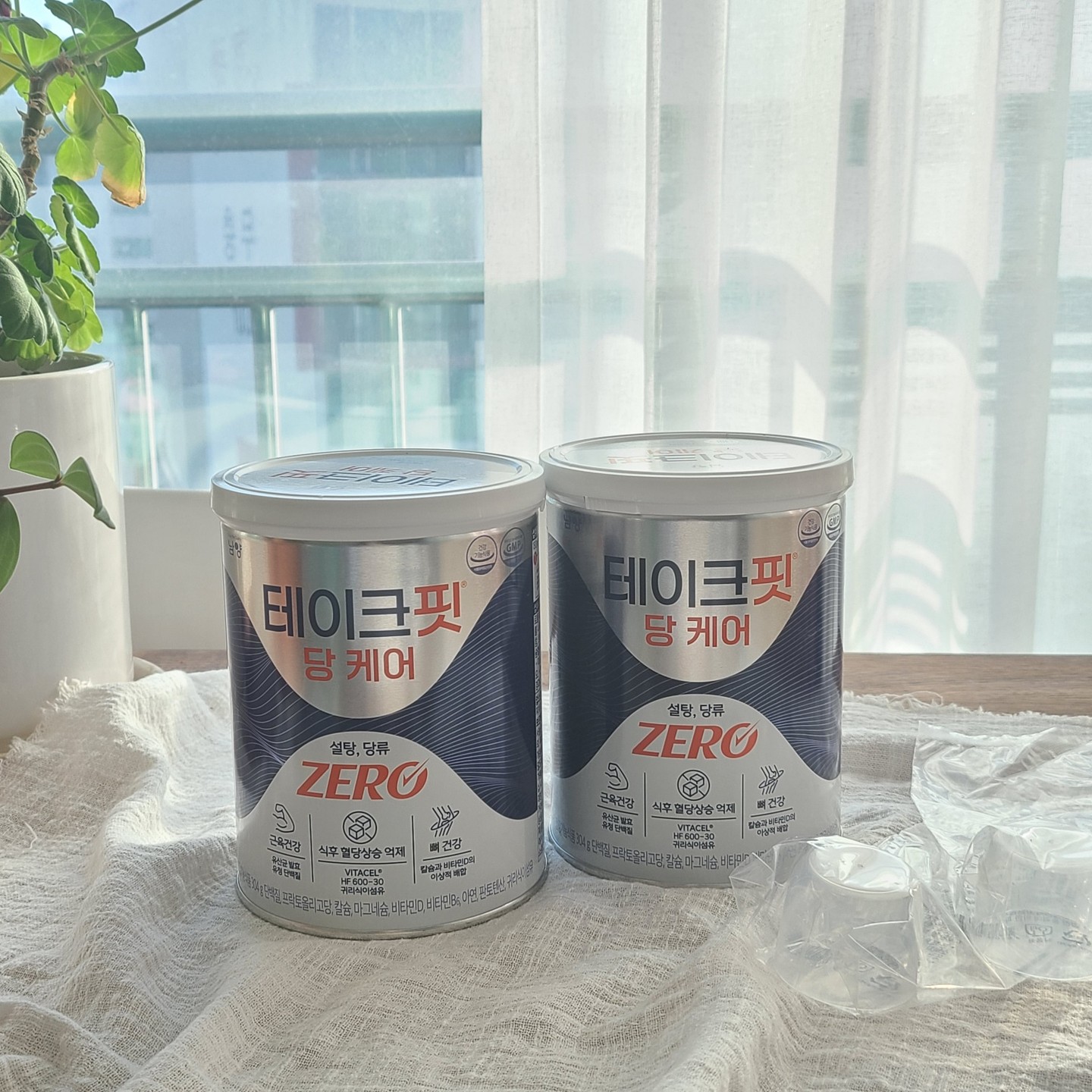 #광고
#테이크핏당케어

건강을 위해 운동도 꾸준히 하고 식단도 신경을 쓰는 요즘.
운동하면서 단백질도 꾸준하게 보충하고 있는데요
근육이 떨어지면 혈당이 올라간다는 사실 알고 계셨나요?
혈당관리까지 생각하면 단백질은 더 중요할 수밖에 없는데요
기왕이면 당제로로 챙겨먹으면 좋을 것 같아서 테이크핏 당케어로 챙기게 되었어요.
당이 ‘0’인지 유산균 발효유청단백질을 통해 소화가 편한지,
귀리식이섬유를 통해 식후 혈당상승 억제가 되는지를 살펴보고 선택한 테이크핏 당케어!
당제로에 식후 혈당상승 억제로 밥먹고 단백질을 챙겨 먹어도 혈당이 올라가지 않아 안심이 되더라고요.
찬물에도 잘 녹고 부드러운 목넘김으로 먹기도 편하고 소화도 잘돼서 굿굿!
이제 요 제품으로 정착해야겠어요 ㅎㅎ

홈쇼핑 런칭방송에서 대박 구성으로 만나볼 수 있었는데요.
본품 12캔 구성에 4캔을 추가증정으로 푸짐하게 구매완료 😊
지난번 홈쇼핑 방송 놓치신분들은 1월 5일 19시 35분에 NS홈쇼핑에서 같은 구성으로 방송한다고 하니
이번에 놓치지 마시고 본방사수 하세요!😊

#건강 #단백질 #헐당관리 #당케어 #테이크핏 #영양보충 #근육관리 #당제로 #근육건강 #홈쇼핑당케어 #식후혈당 #혈당케어 #당케어단백질 #혈당관리단백질 #유청단백질 #단백질음료 #무설탕