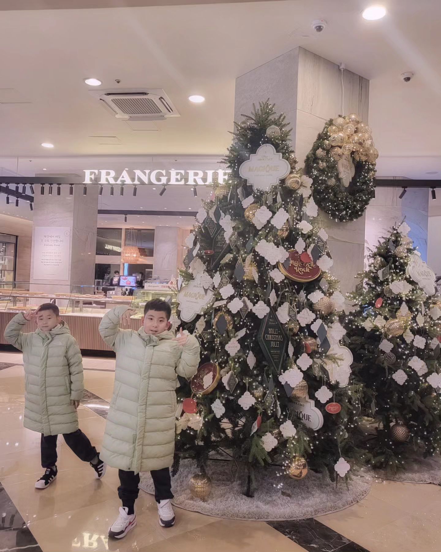 #미리크리스마스🎄 #강원도여행 
실컷 키카에서 놀고 
아빠 차 뺄 동안 호텔 앞 트리에서 한 컷
몽글몽글 순두부에 애들은 밥 먹고
신랑은 얼큰 순두부
나는 도토리묵에 감자전🤗

너무 맛있는데 배터지도록 입에 와구와구

역시 강원도 별미는 현지에서 먹는 맛🤩

역시 #풍자의또간집

#겨울여행#12월#가족여행#강원도맛집
#순두부맛집#맛집추천#먹방스타그램 
#여행스타그램#여행중 
#사랑둥이들#영웅영원스타그램
#형제스타그램#연년생형제#형제맘
#두아들맘#아둘맘#애스타그램
#육아소통#육아#일상#소통
#소통환영#맞팔선팔환영