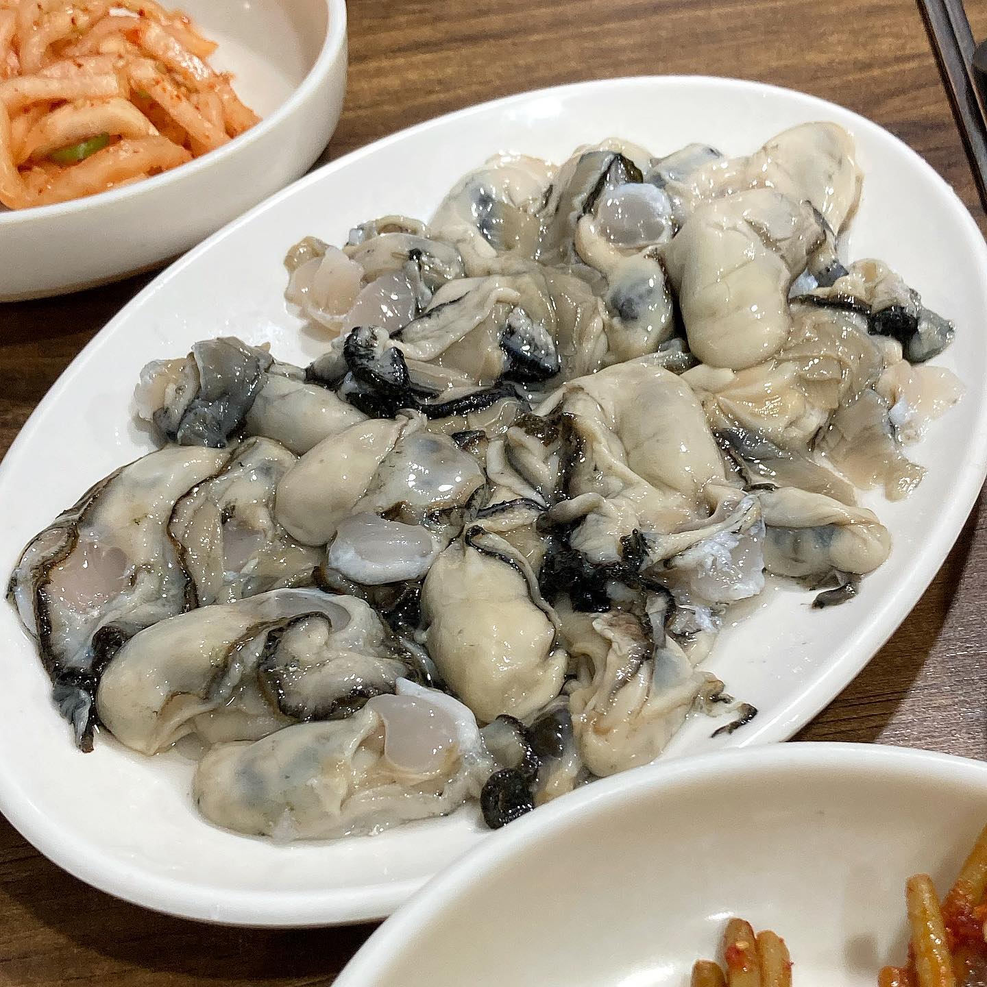 박순자녹두집에서 도보 3분, 낮술하기 좋은 곳. 골목 조용하다 했더니 사람들 다 여깄었네 ~~~ 소주 맥주 삼천원에 안주도 좋고, 사장님도 너무너무 좋으시고 왜 이런곳은 꼭 집 주변에 없는건지 😡🤬
.
.
.
.
#태양슈퍼
#광주노포맛집
#굴 #갑오징어 #노가리
.
#도덕의맛따라멋따라_광주