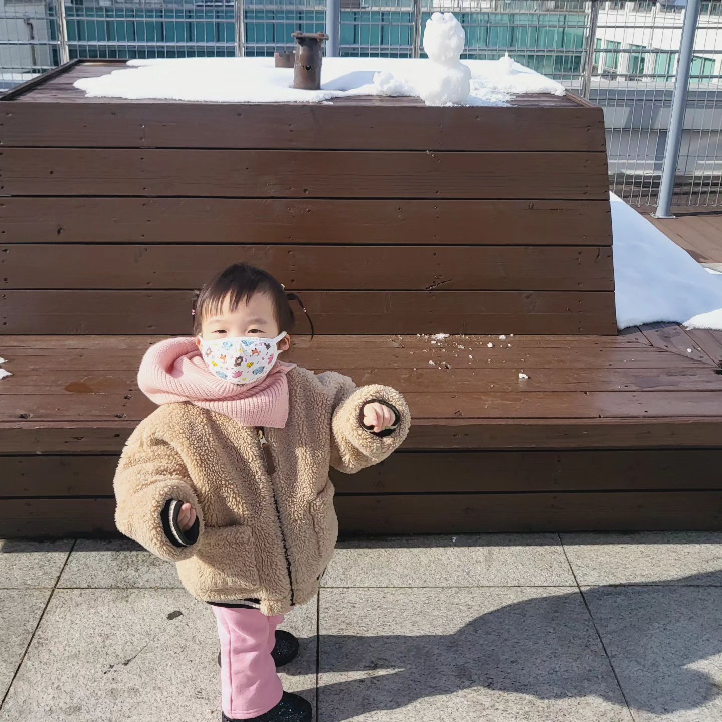 모두들 2024년도 해피뉴이어 .ᐟ 
12월17일부터 지금까지 예롱이는 가정보육중🙏🏻 

아빠가(예롱이 외할비) 뇌출혈로 쓰러졌다는 동생의 전화를 듣고 급하게 내려 온 친정에서 아빠의 생일, 크리스마스, 연말, 연초 다 보내고 있는 중입니다••• 다행히도 수술까지는 안갔고 자연스럽게 흡수 되는 걸 지켜보고 있는 중인데 편마비가 와서 현재는 재활병원에서 재활치료 중이예요. 

처음에는 아빠가 어떻게 잘못되면 어쩌나 싶어 눈물로 지새웠고 조금씩 회복되어 가는 모습을 보며 큰 딸로써 어떻게 힘이 되어줄지를 많이 생각하게 된 것 같아요. 엄마가 옆에서 병간호 계속하시면서 저도 중간 중간 일봐줘야하는 것들이 있어서 친정에 계속 있는 중인데, 참으로 평범했던 일상들이 그리워지는 요즘이예요. 

참으로 감사할 것은 주변 분들의 많은 기도와 위로로 아빠가 점차 회복되어가시고 있네요. 새삼 주변을 다시끔 둘러보게 되고 감사한 분들이 많아지는 요즘입니다. 병원 일 봐야할 때는 시댁부모님께서 예롱이를 봐주시고 예롱이도 할비, 할미와 무척이나 잘 지내고 있어서 참으로 다행이예요. 

외할비 병문안 갈 때마다 "아자아자 화이팅"으로 마무리 인사를 하는 예롱이, 24년도 청룡해라는데 저희 부모님의 띠인 용띠해인 만큼 건강하게 잘 회복하셔서 원래 일상으로 속히 돌아오길 기도해봅니다🙏🏻 모두들 건강 잘 챙기시고 부모님들께 사랑한다는 표현 많이 많이 해주세요!