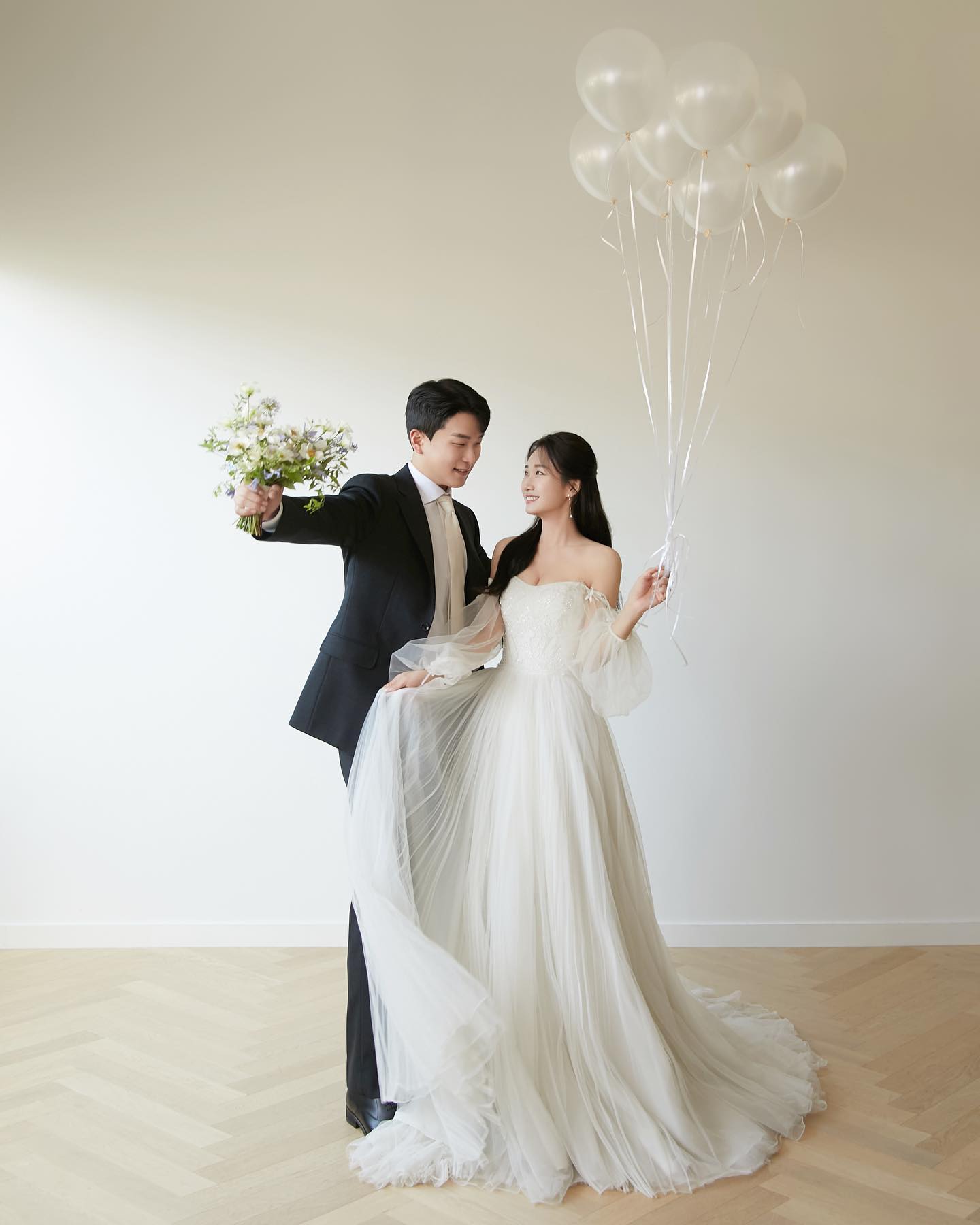 신났던 웨딩촬영✨ #현조_웨딩 
아직 더 많이 남은 사진들..ㅎㅎ 언제 다 올리지💍💖💐 jjw_322 
.
#조앤힐 sujin.k__w 
#스튜디오 melofield 
#드레스 selectionh 
#메이크업 woojeong_wed 
#헤어변형 vitden_wedding