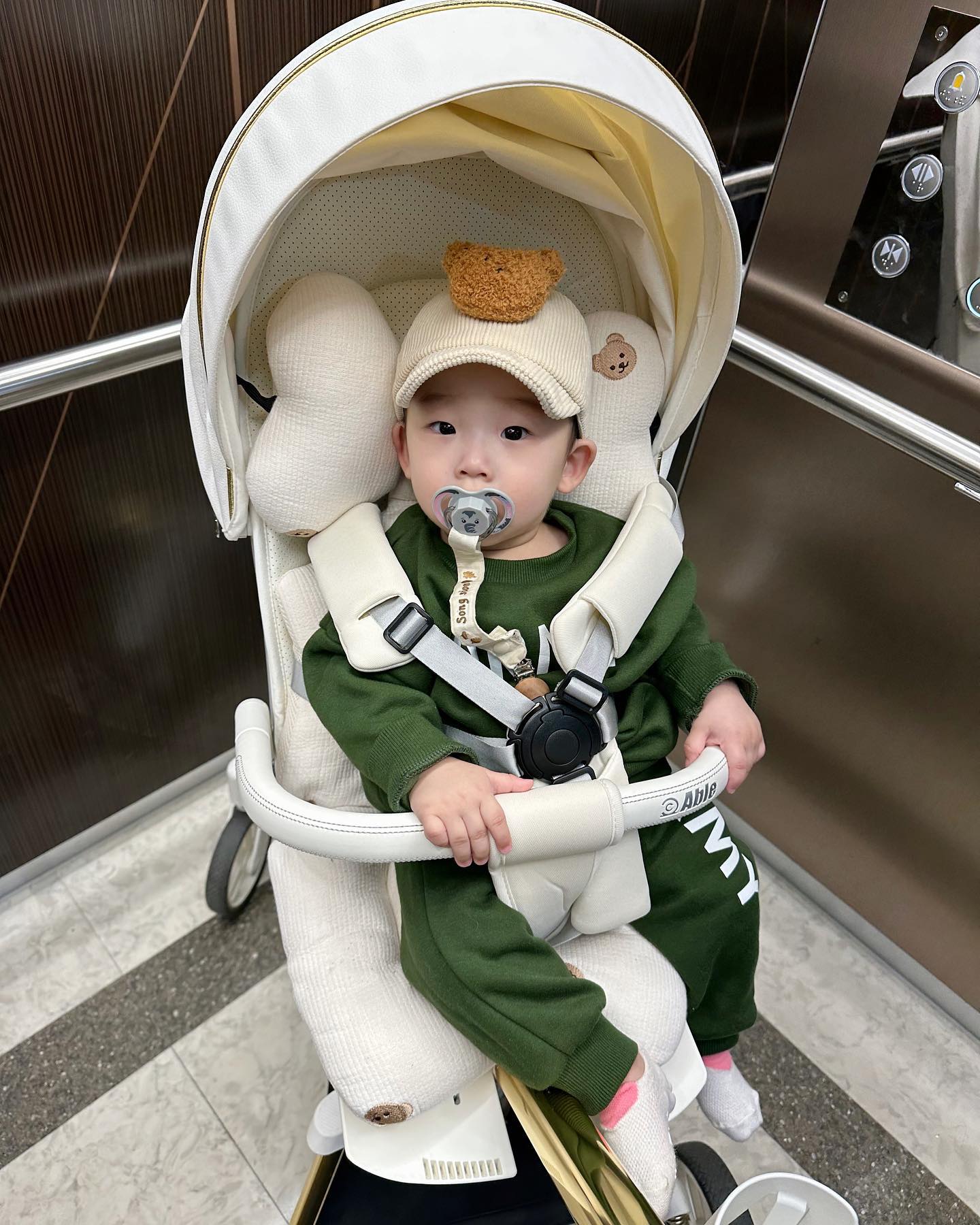 산책룩~💚
코코 형님 산책 나가러 가는 길도 빠샨은 포기 모태~~