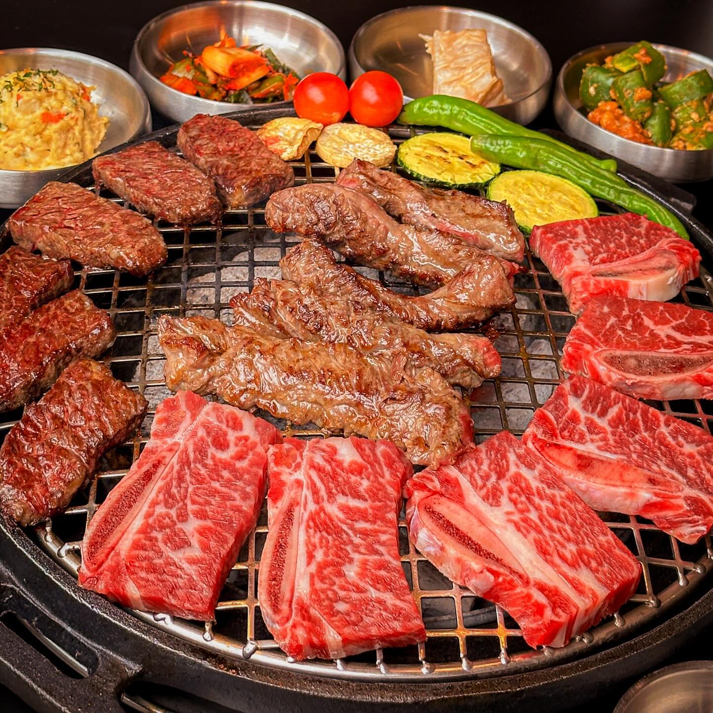 #광고 여의도 직장인 신상 맛집
최고급 비장탄에 구워낸 고기맛 알아?

✨우상화로구이✨
( woosang_yeouido )

상(賞) 세트를 주문하면
참진살, LA진갈비, 가닥갈비
총 480g에 야채모둠구이까지
완전 야무진 구성이거든요💗

각각 부위마다 가진 장점이
다채롭게 화로를 빛내줘서
확실하게 조화로운 행복,,,🥩

화력 강한 비장탄에 구워내서
육즙이 터질듯이 좔좔 흐르고
가득 고소한 풍미가 번져요❤️‍🔥

쫄깃탱탱한 생메밀면에다가
알싸한 고추장아찌를 곁들인
고추 장아찌 메밀 파스타🌶️

한국식 콜드파스타 느낌인데 
매콤칼칼한 장아찌 감칠맛과
들기름을 더하니 별미였어요💫

전통주, 와인 등 페어링까지
탄탄 완벽하게 준비된 집이라
다채롭게 즐길 수 있더라구요🥂

고기 품질과 화로가 더해준 맛,
메인급 사이드메뉴와 곁들임에
페어링까지 매력적인 집이에요🫶

by #FREEMEEOM

-

#우상화로구이 #여의도맛집 #여의도회식 #여의도맛집추천 #여의도소고기 #여의도고기맛집 #여의도회식맛집 #여의도직장인 #여의도직장인맛집 #여의도역맛집 #여의도핫플 #여의도찐맛집 #여의도핫플추천 #여의도ifc몰맛집 #여의도더현대맛집 #여의도또간집 #맛스타그램#먹스타그램#먹팔#먹스타맞팔#좋아요#좋반#먹반#팔로우#인스타푸드#온더테이블#맛집스타그램#맛집추천